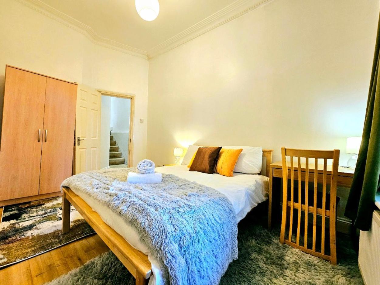 Charming With Private Balcony, On 1st Floor, With 2 Bathrooms, 3 Min Walk To Earl's Court Station