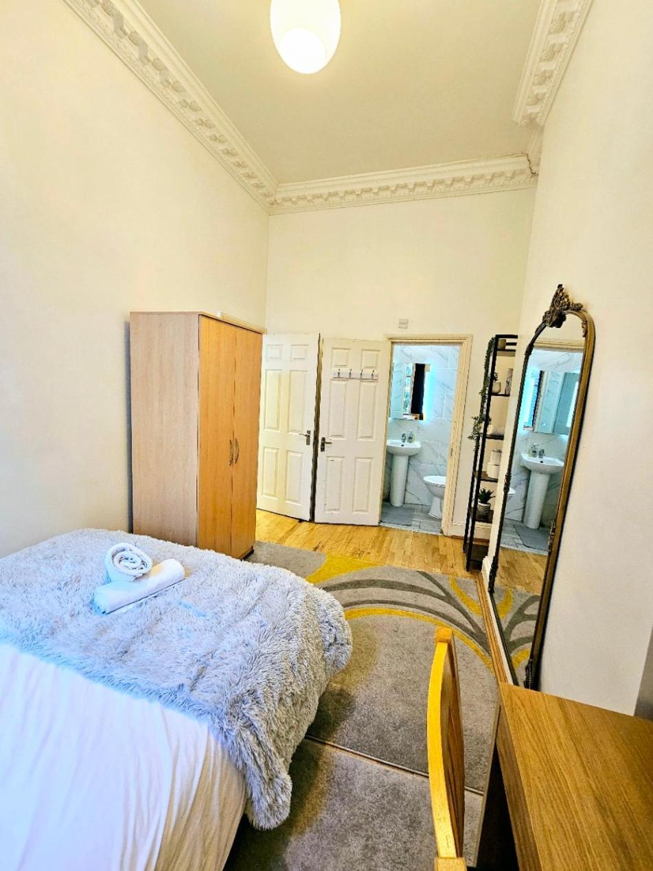 Charming With Private Balcony, On 1st Floor, With 2 Bathrooms, 3 Min Walk To Earl's Court Station Apartamento