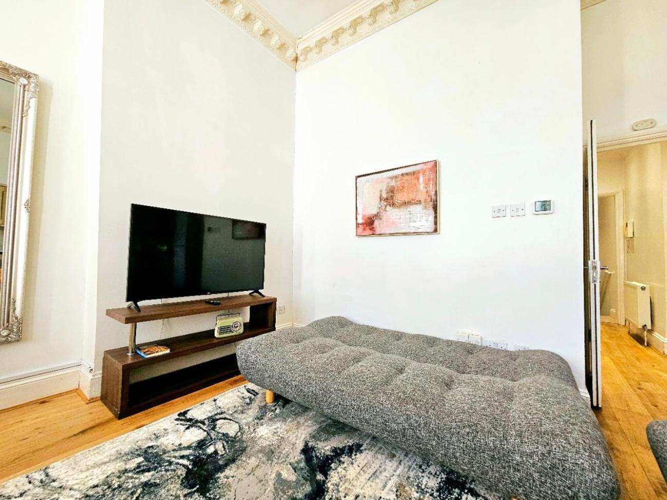 Charming With Private Balcony, On 1st Floor, With 2 Bathrooms, 3 Min Walk To Earl's Court Station Apartamento Londres
