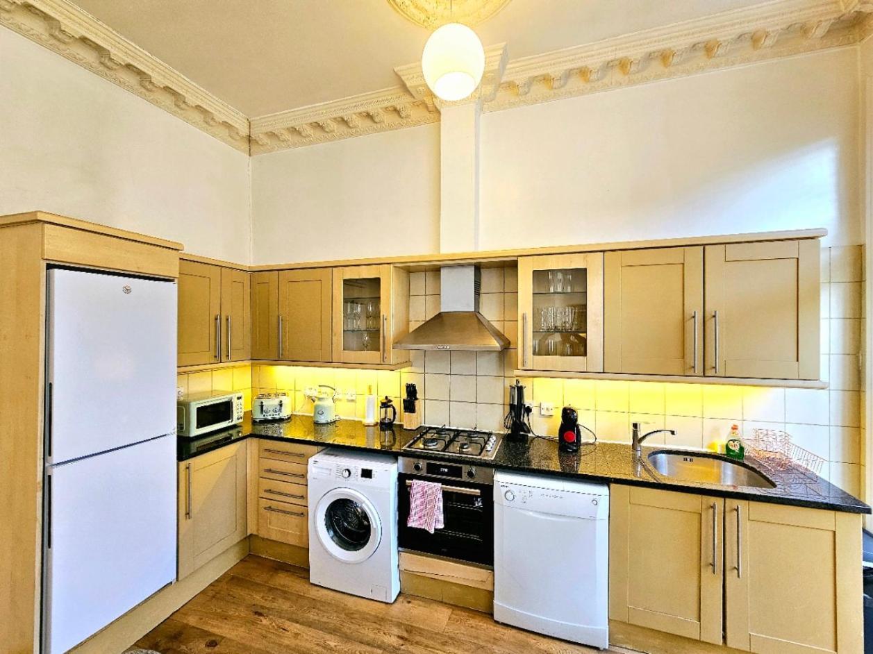 Charming With Private Balcony, On 1st Floor, With 2 Bathrooms, 3 Min Walk To Earl's Court Station Londres