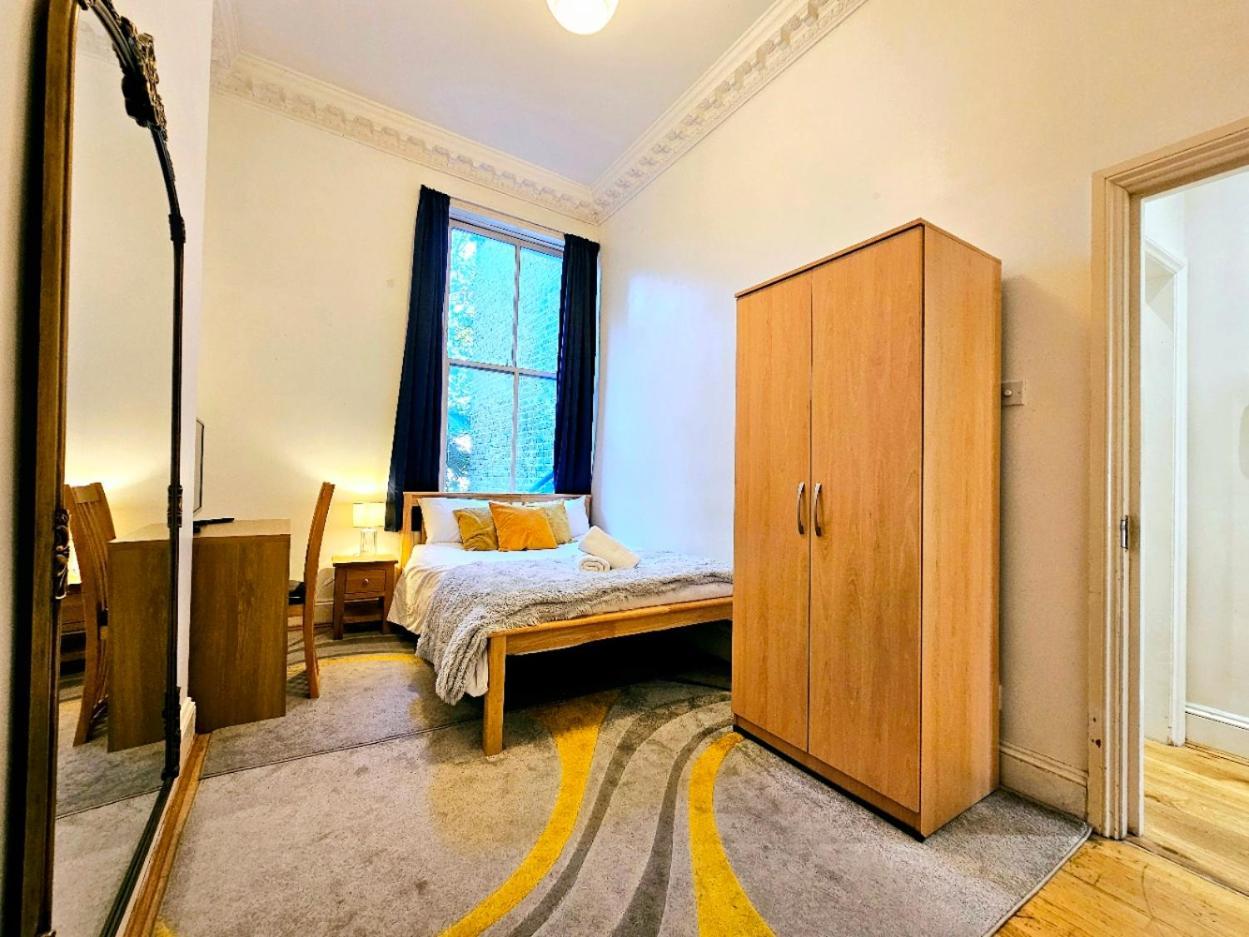 Charming With Private Balcony, On 1st Floor, With 2 Bathrooms, 3 Min Walk To Earl's Court Station * Londres