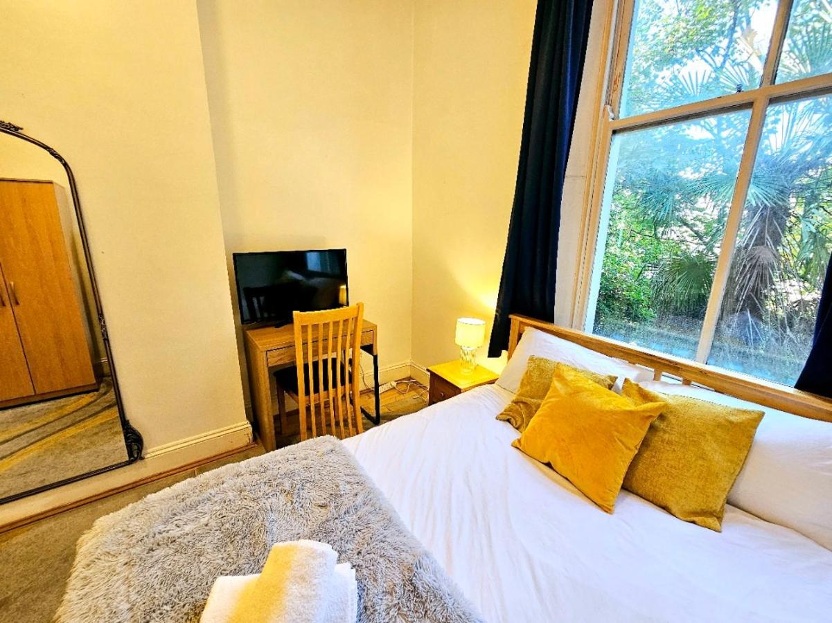 Charming With Private Balcony, On 1st Floor, With 2 Bathrooms, 3 Min Walk To Earl's Court Station