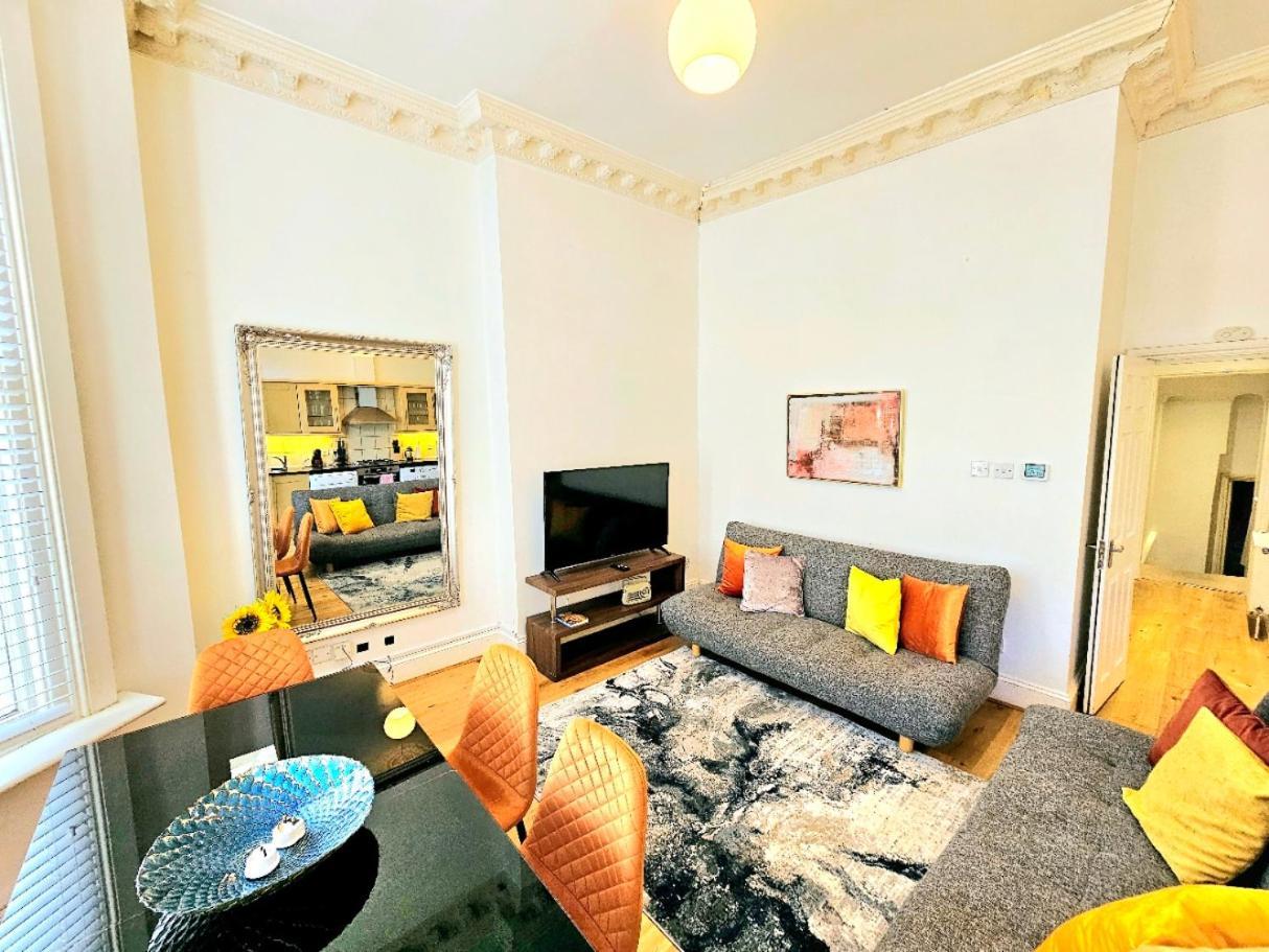 Charming With Private Balcony, On 1st Floor, With 2 Bathrooms, 3 Min Walk To Earl's Court Station Apartamento