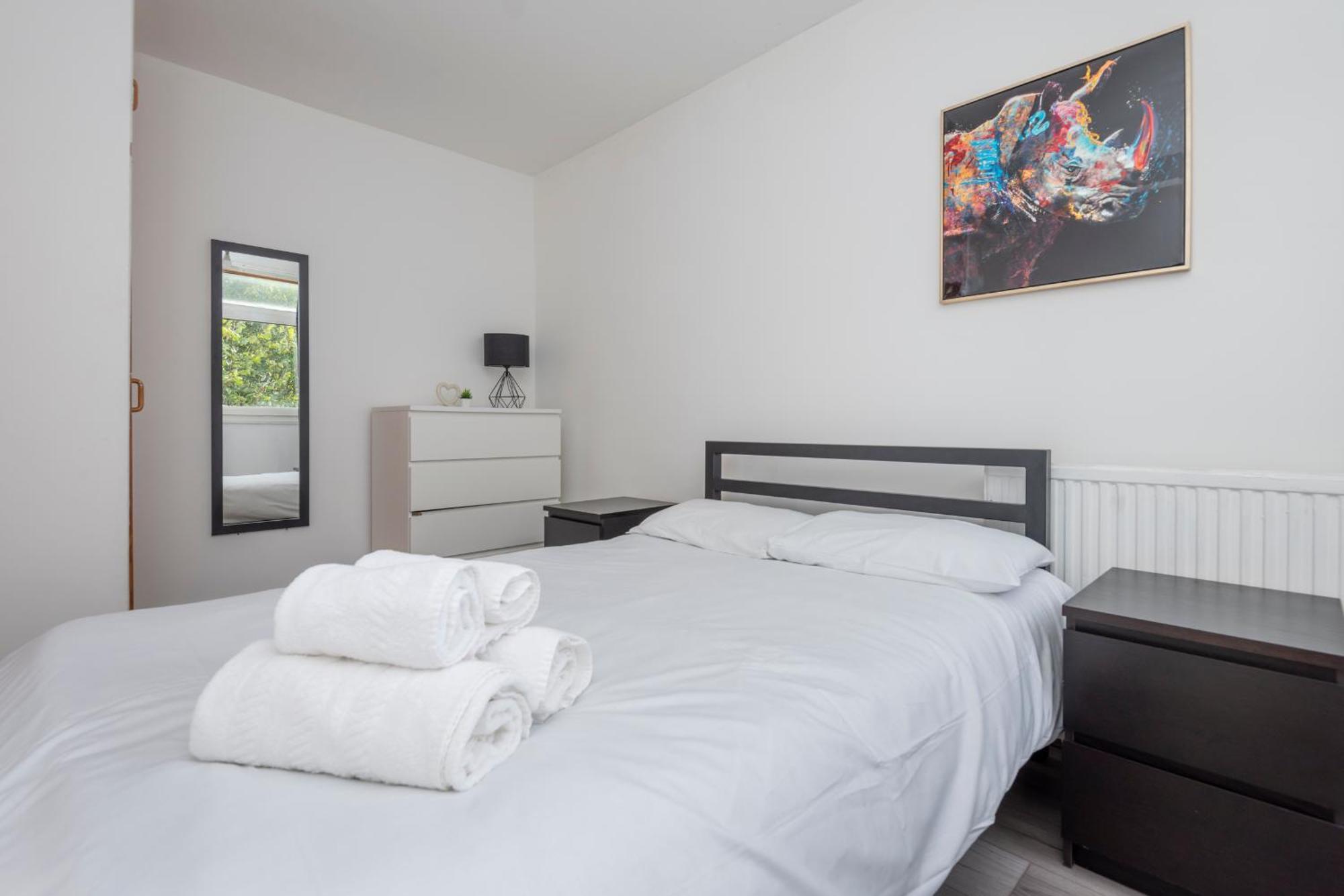 Apartment Entire 3 Bedroom Luxury In With Private Balcony *