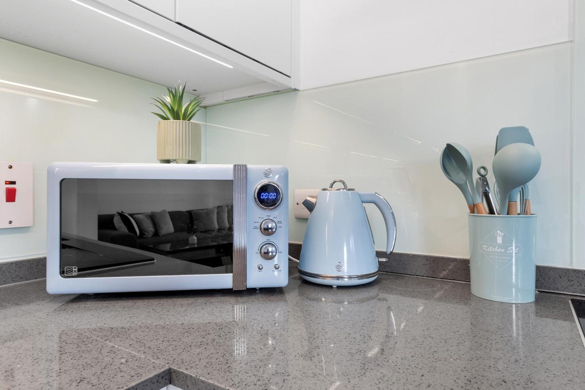 Luxury 4 Bedroom Flat With Stunning Shard View From Terrace In London! Next To Station, Sleeps 9 * Londres