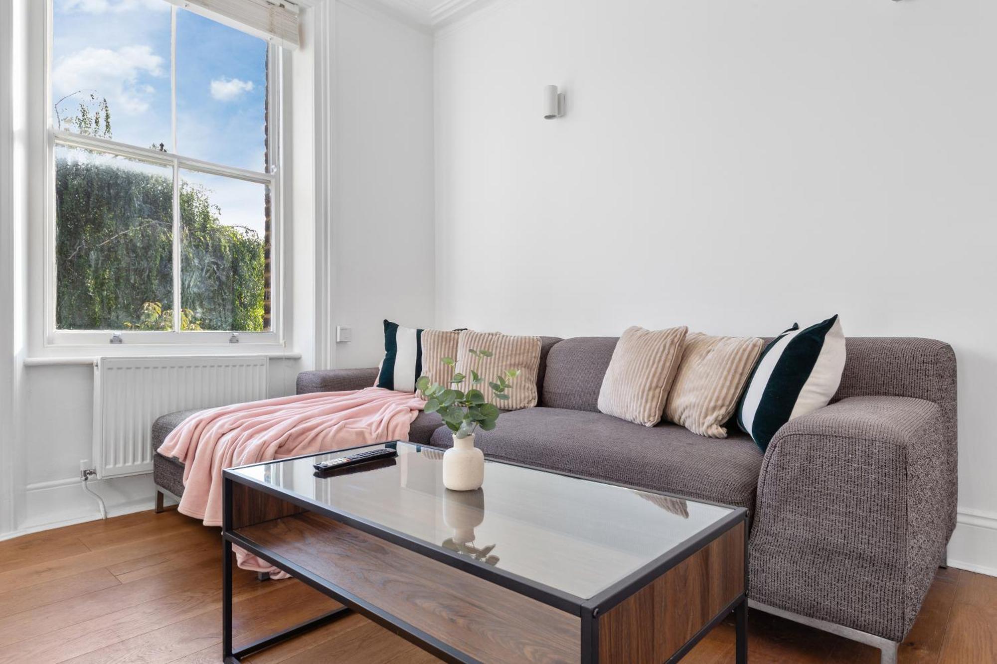 Luxury 4 Bedroom Flat With Stunning Shard View From Terrace In London! Next To Station, Sleeps 9