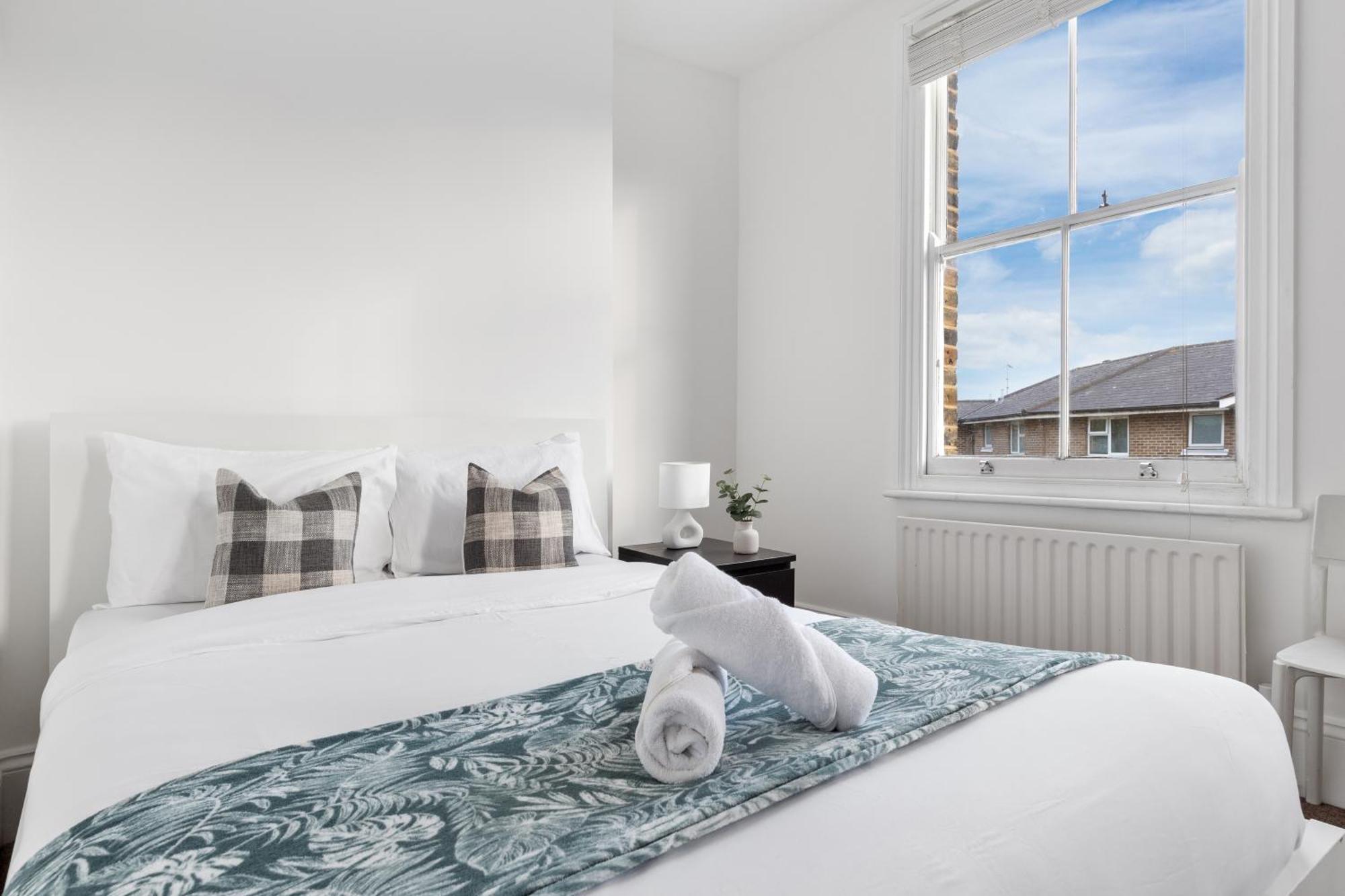 Luxury 4 Bedroom Flat With Stunning Shard View From Terrace In London! Next To Station, Sleeps 9 * Londres