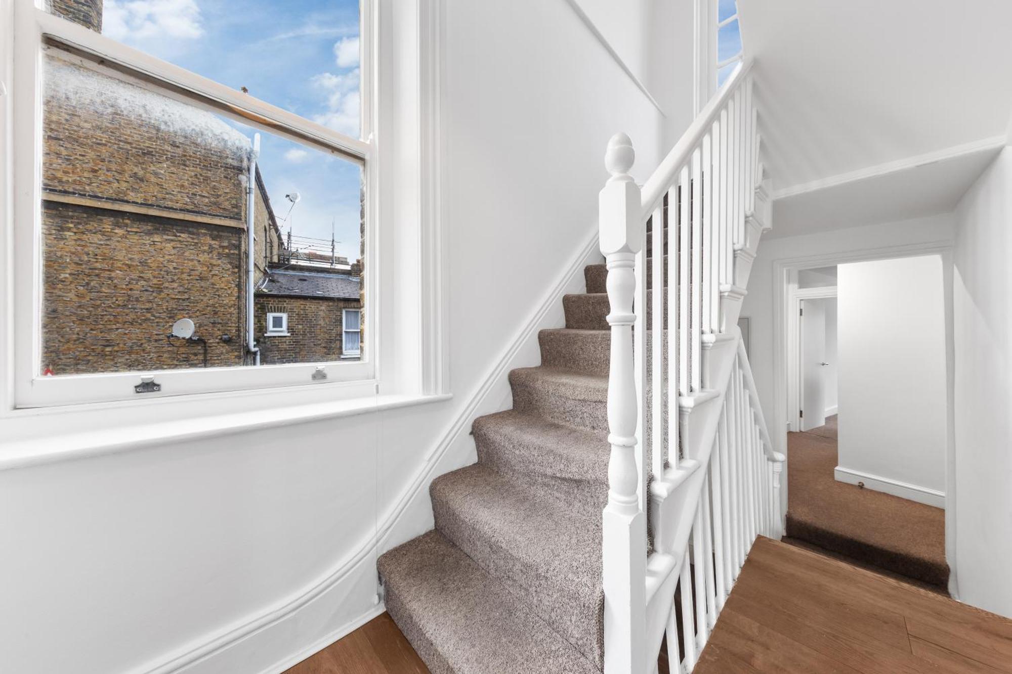 Luxury 4 Bedroom Flat With Stunning Shard View From Terrace In London! Next To Station, Sleeps 9