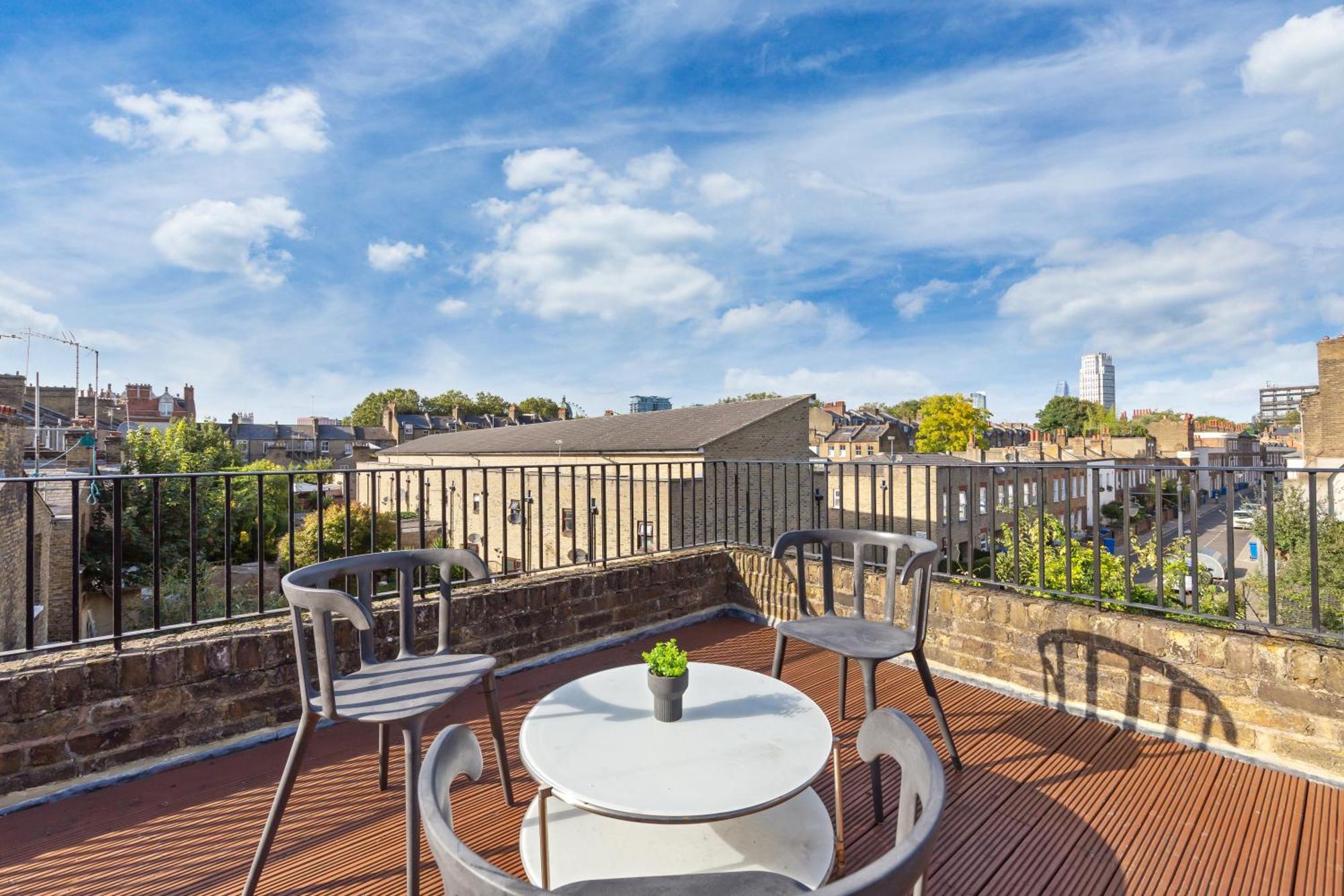 Luxury 4 Bedroom Flat With Stunning Shard View From Terrace In London! Next To Station, Sleeps 9 Londres