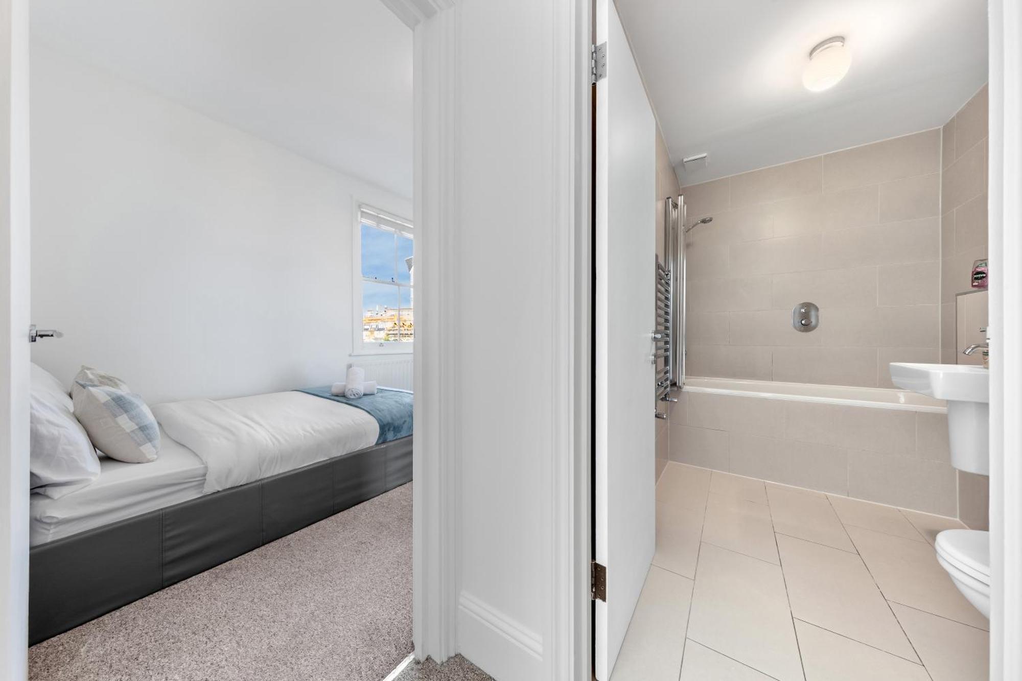 Luxury 4 Bedroom Flat With Stunning Shard View From Terrace In London! Next To Station, Sleeps 9 Apartamento Londres