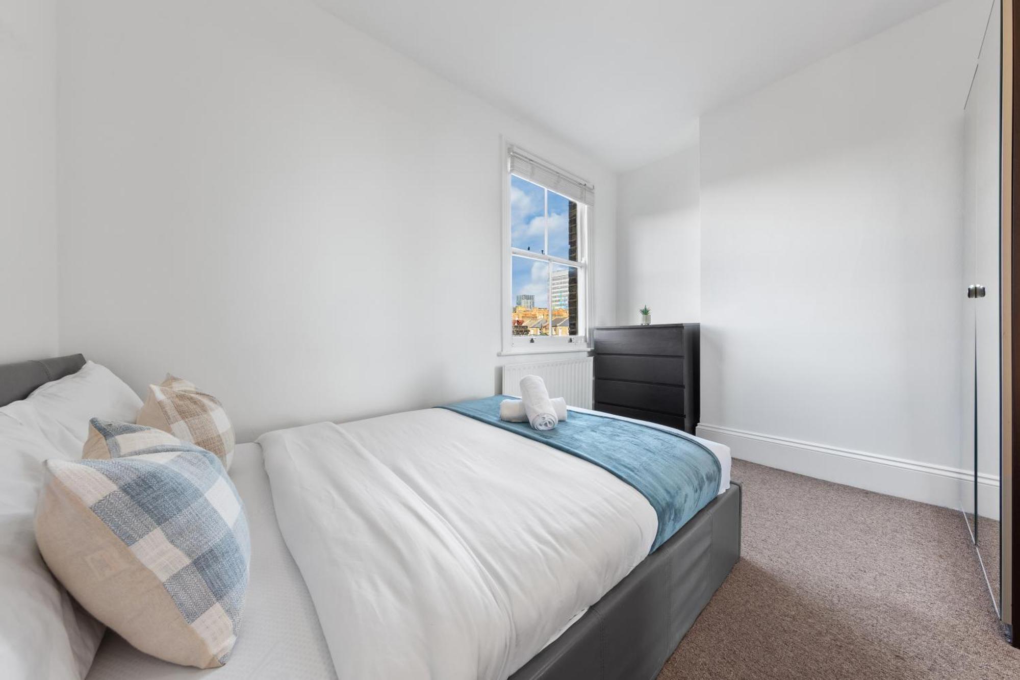 Luxury 4 Bedroom Flat With Stunning Shard View From Terrace In London! Next To Station, Sleeps 9 Londres