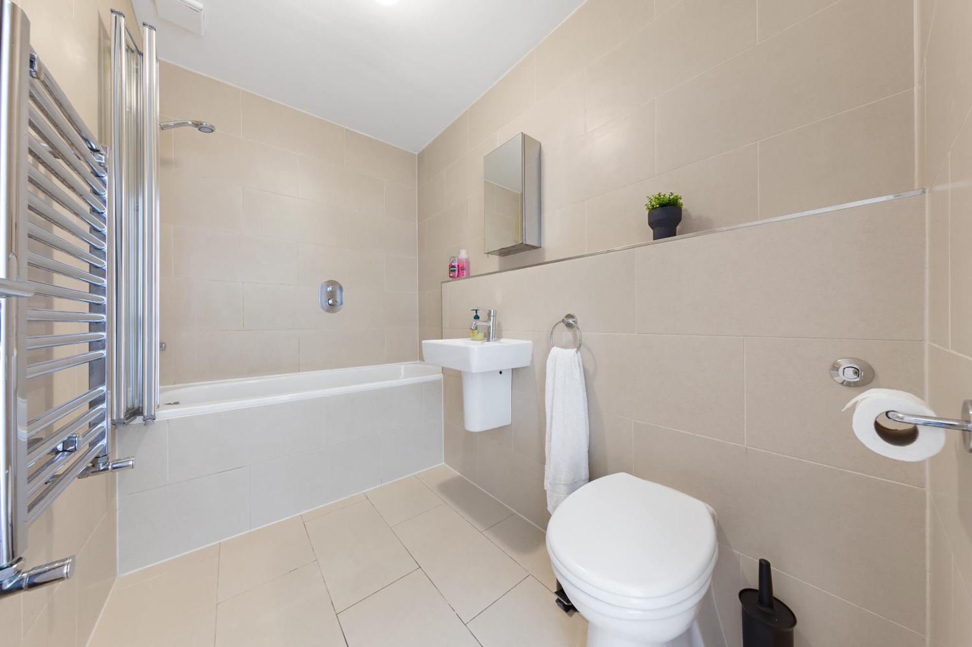 Luxury 4 Bedroom Flat With Stunning Shard View From Terrace In London! Next To Station, Sleeps 9 * Londres