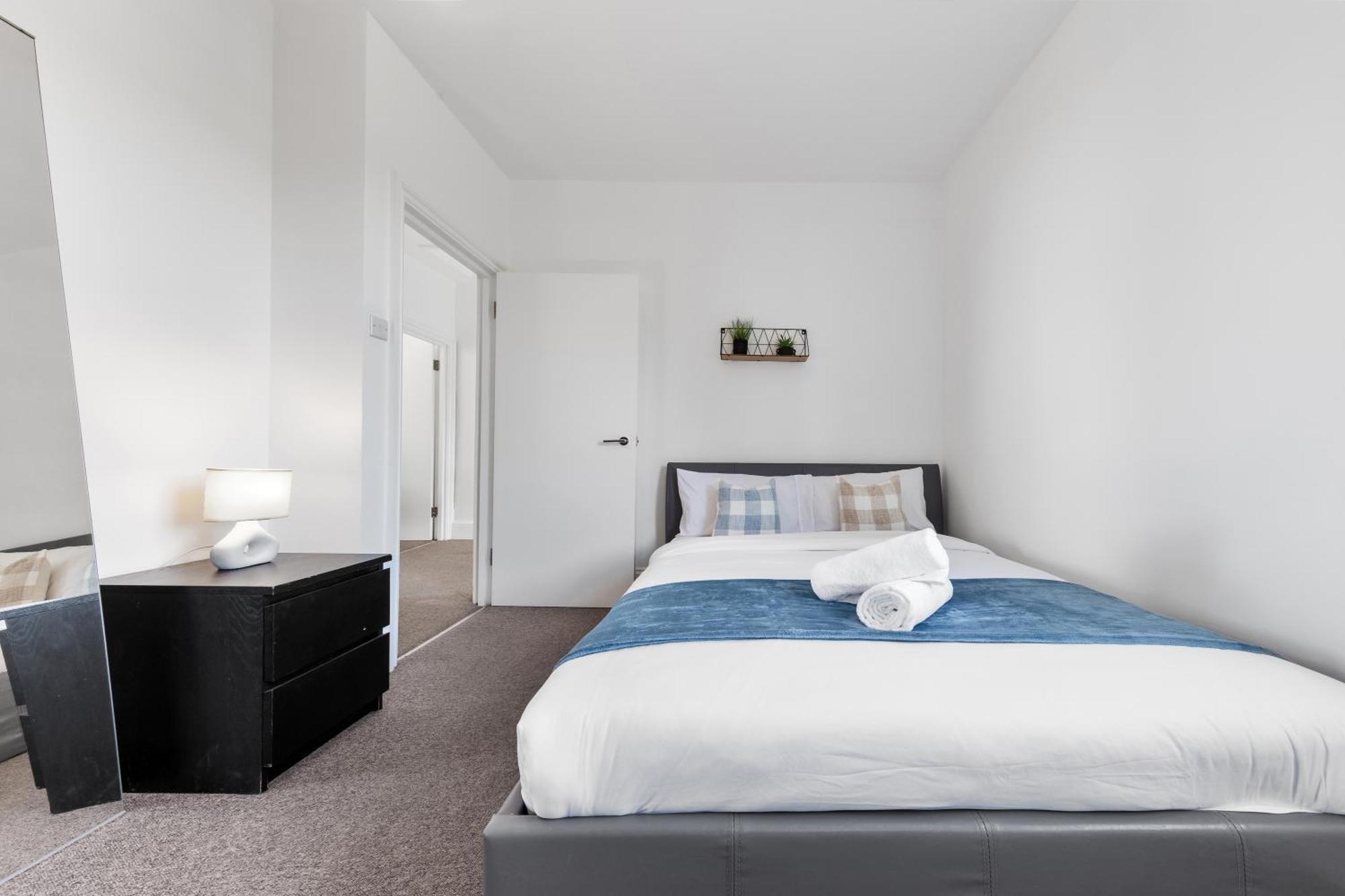 Luxury 4 Bedroom Flat With Stunning Shard View From Terrace In London! Next To Station, Sleeps 9 *