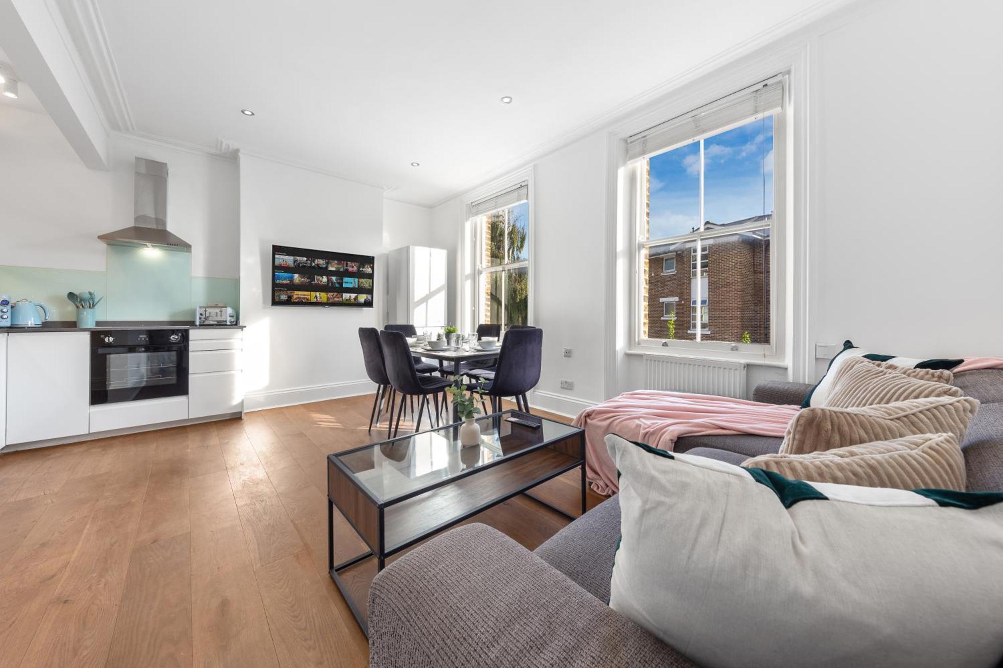 Luxury 4 Bedroom Flat With Stunning Shard View From Terrace In London! Next To Station, Sleeps 9