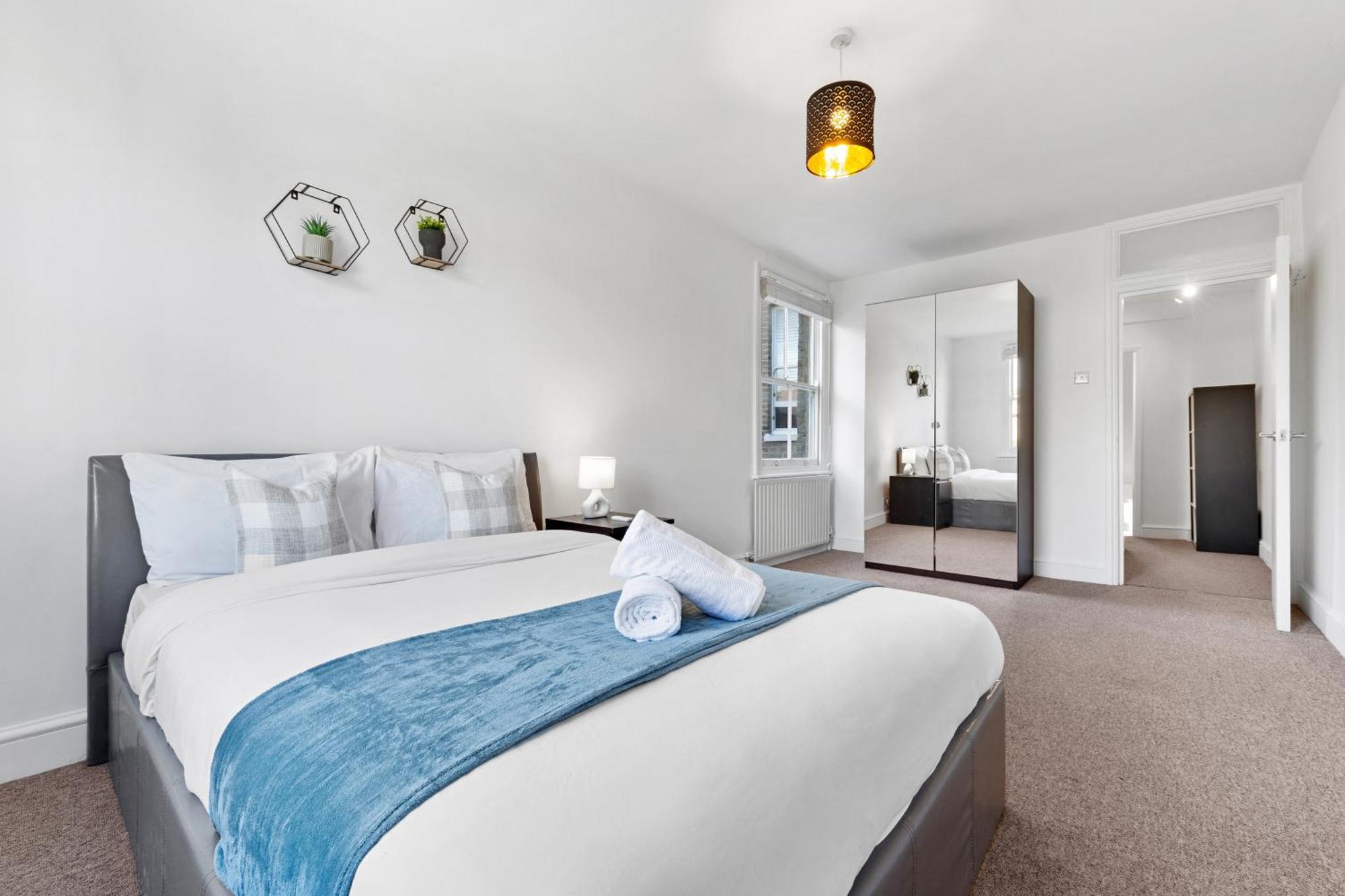 Luxury 4 Bedroom Flat With Stunning Shard View From Terrace In London! Next To Station, Sleeps 9 Londres