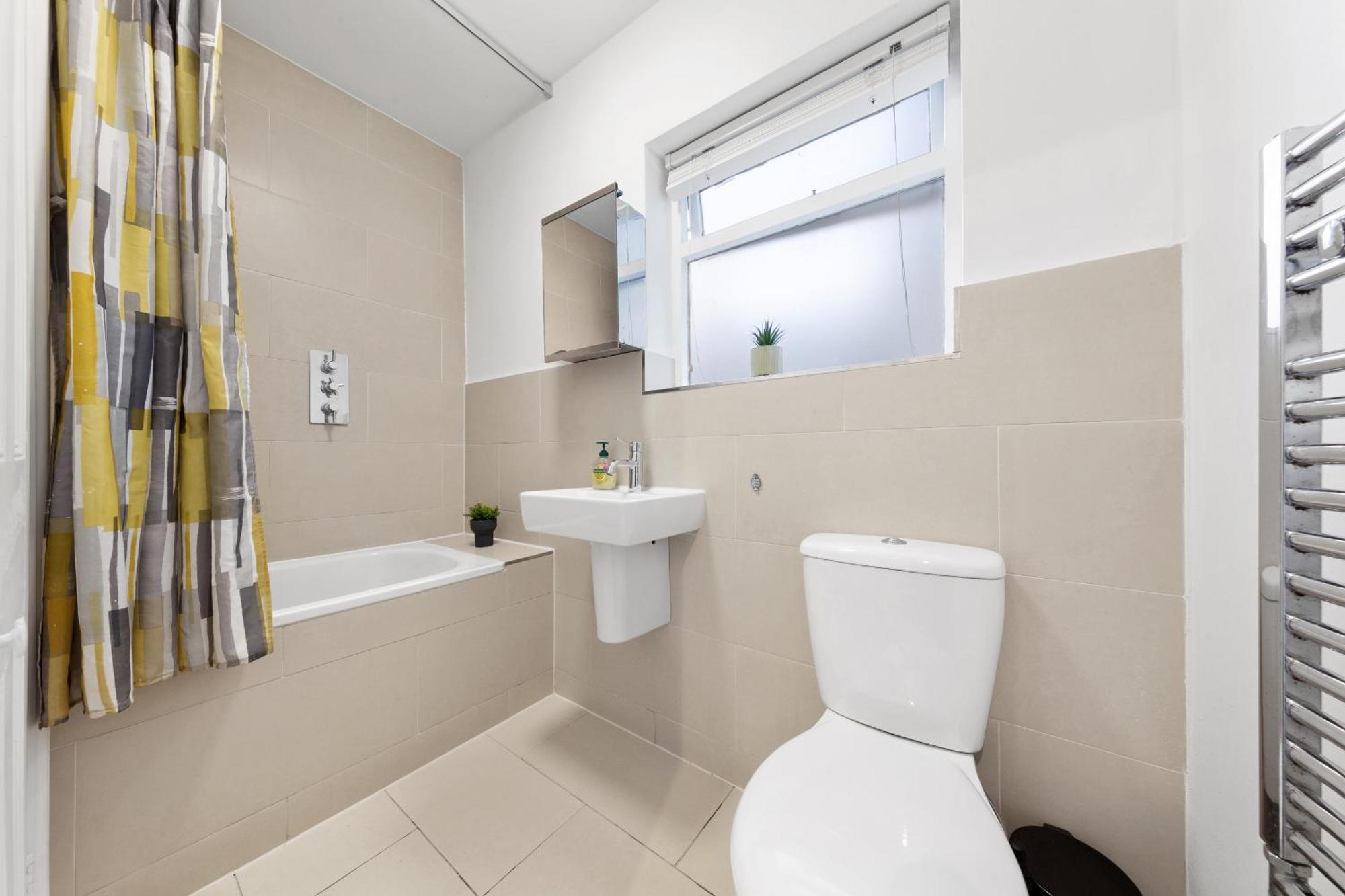 Luxury 4 Bedroom Flat With Stunning Shard View From Terrace In London! Next To Station, Sleeps 9 * Londres