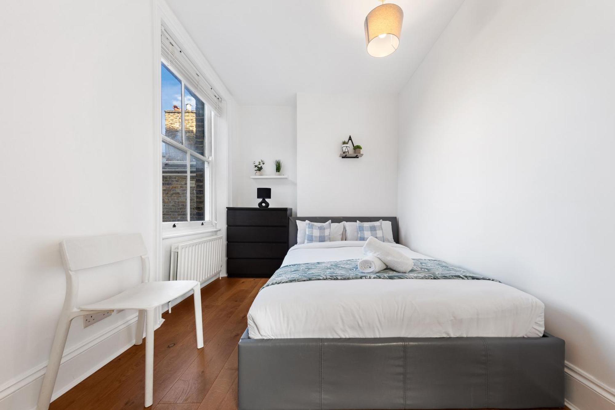 Luxury 4 Bedroom Flat With Stunning Shard View From Terrace In London! Next To Station, Sleeps 9 Londres