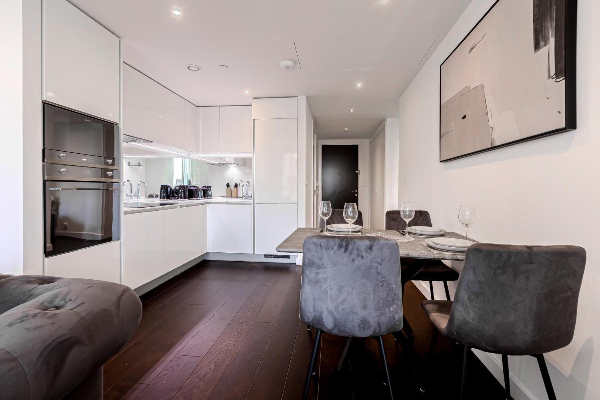 Bright 2br High Floor Flat, Nine Elms, 3min Tube * Londres