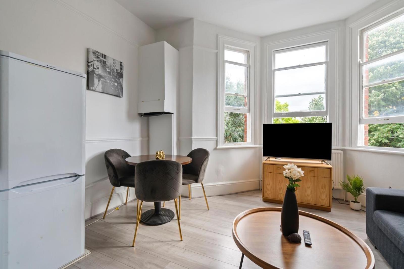 Apartment 2 Bedroom Flat Sw9 -2min Walk From Brixton Station, Free Off Road Parking *