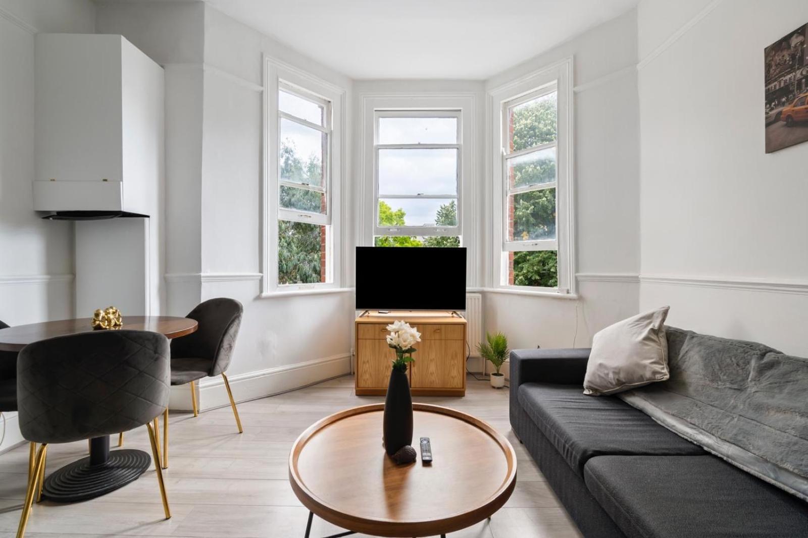 Apartment 2 Bedroom Flat Sw9 -2min Walk From Brixton Station, Free Off Road Parking *
