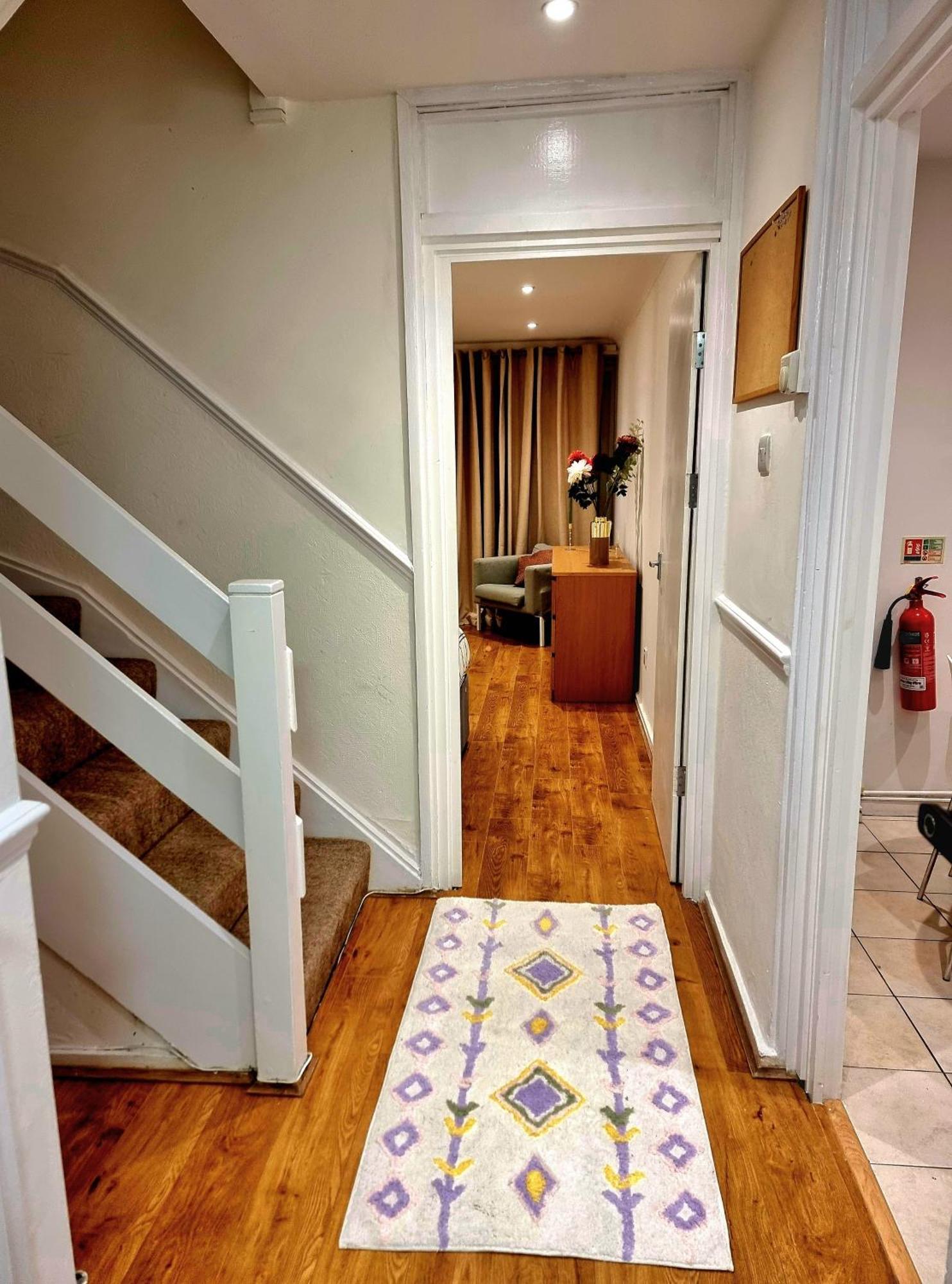 Charming 4 Bedroom Duplex With Private Entrance Hébergement de vacances *