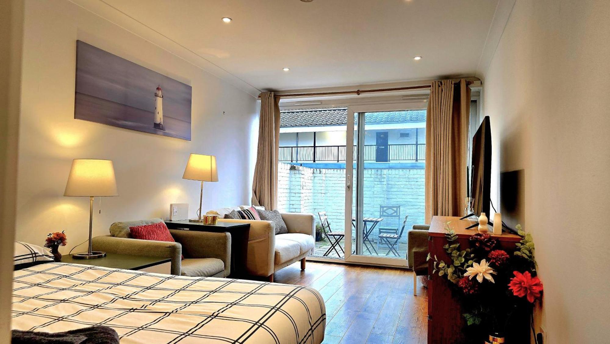 Hébergement de vacances Charming 4 Bedroom Duplex With Private Entrance *