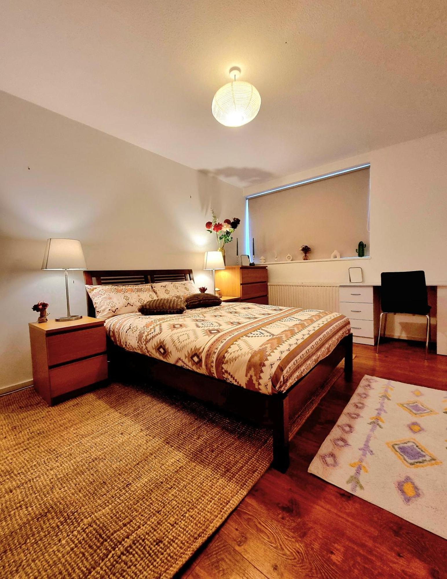 Charming 4 Bedroom Duplex With Private Entrance Hébergement de vacances