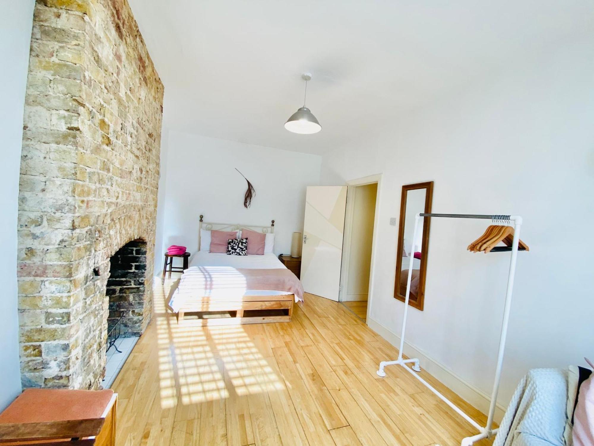 London's East End 2 Bedroom Apartamento *