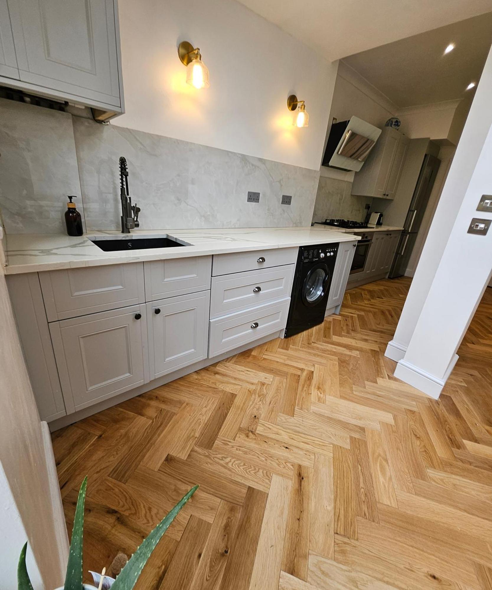 Wembley Lovely 6 Bed House Sleeps Up To 14 *