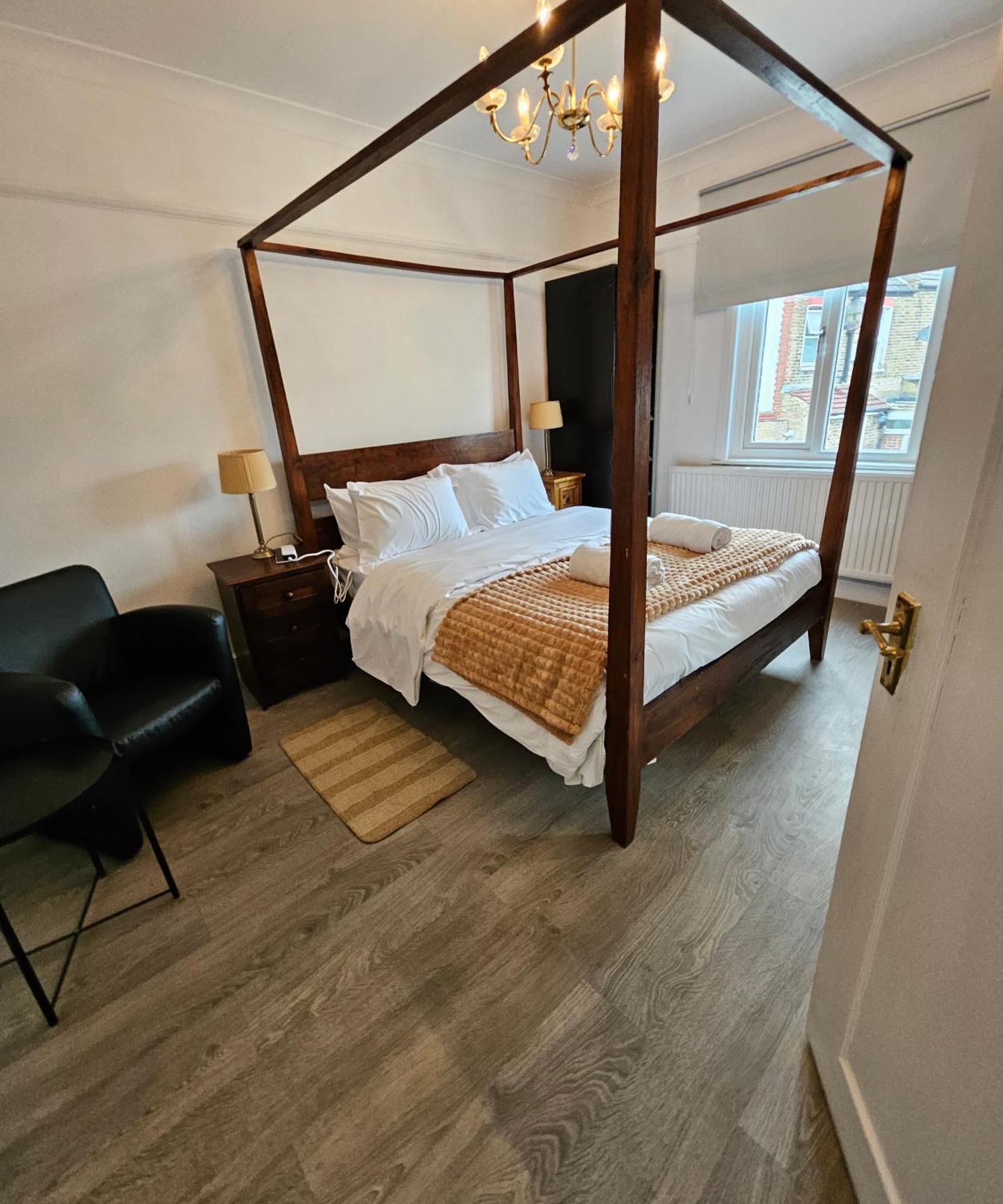 Wembley Lovely 6 Bed House Sleeps Up To 14 *