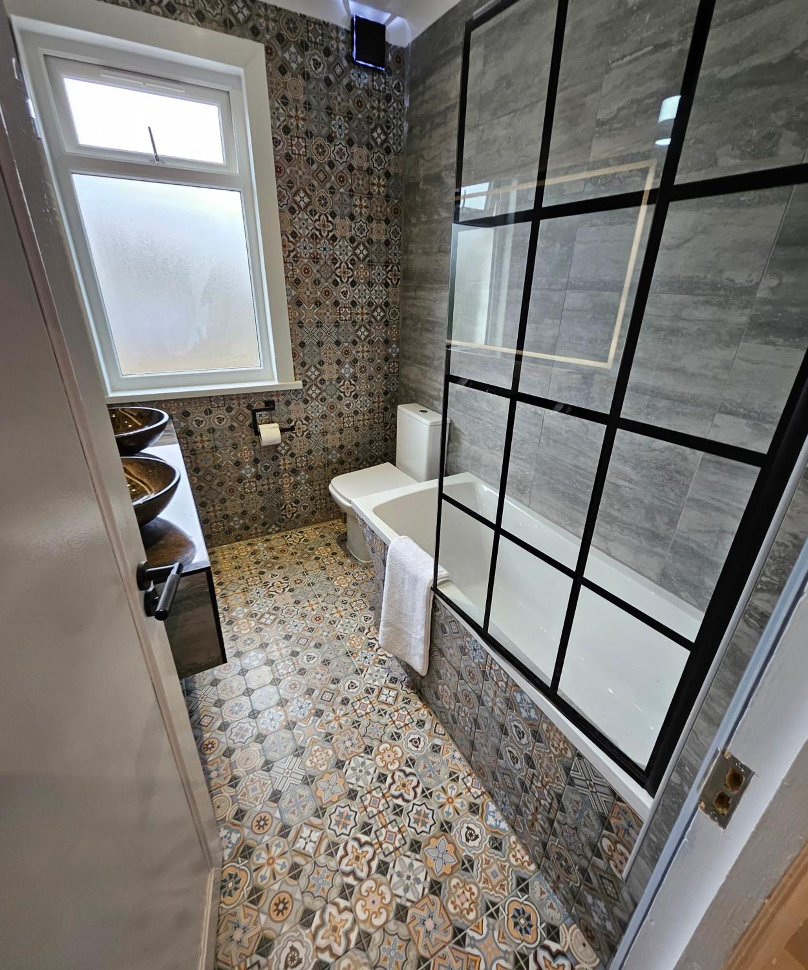 Wembley Lovely 6 Bed House Sleeps Up To 14 Hébergement de vacances *