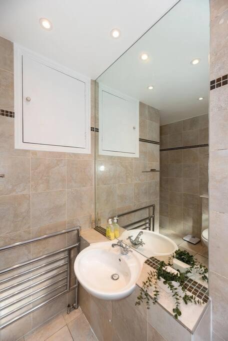 Discover 2 Bedroom In Kensington Apartamento Londres