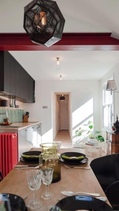 Stylish & Spacious! A Victorian House In Zone 1! Appartement *