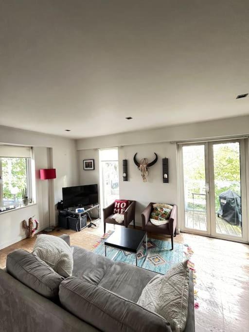 Charming Canal-side Flat Near Iconic Portobello Rd Londres