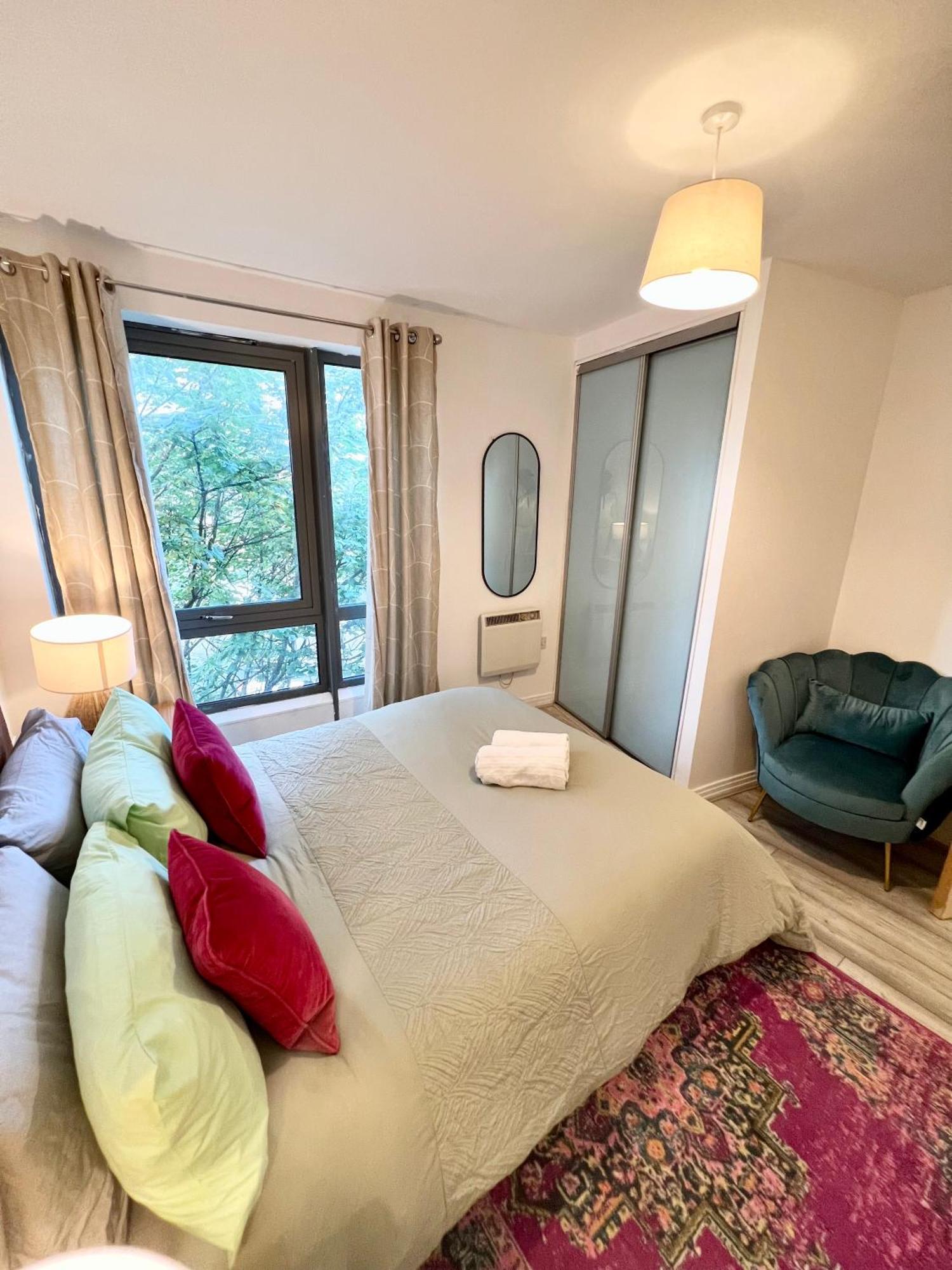 Modern Two Bedroom Two Bath Opp Tube Station Apartamento
