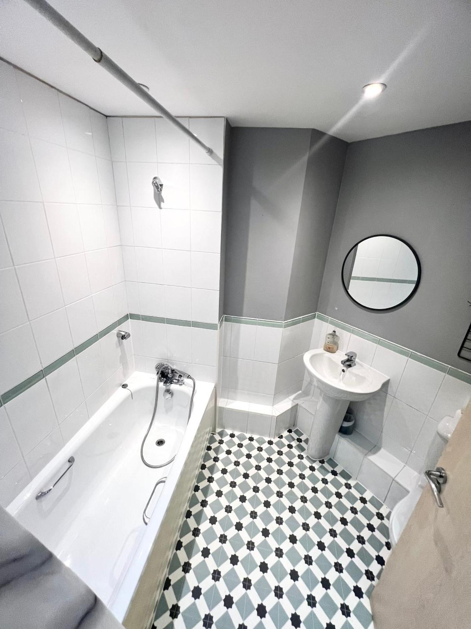 Apartamento Modern Two Bedroom Two Bath Opp Tube Station Londres
