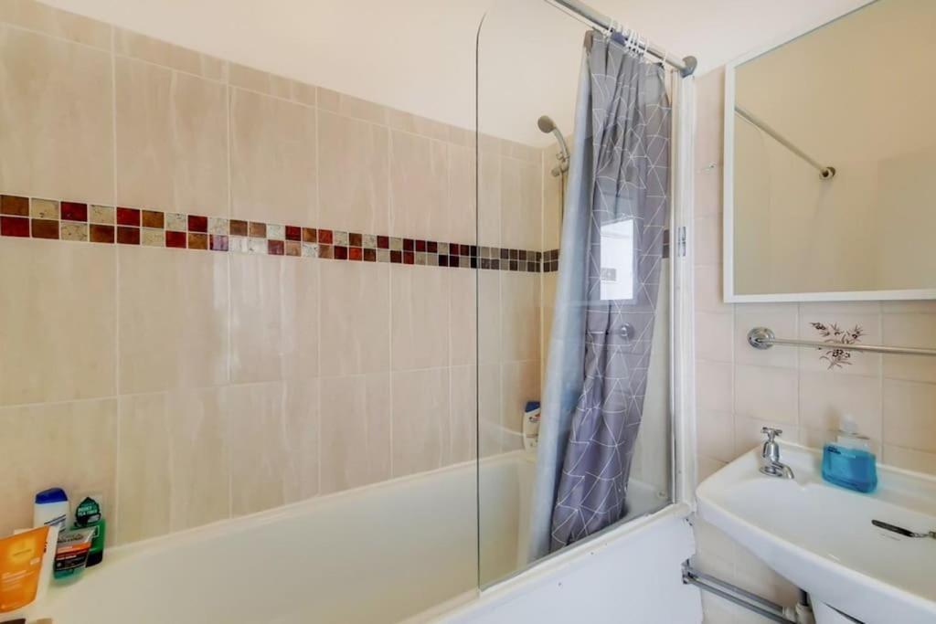 5 Bedrooms House In King's Cross Hébergement de vacances *
