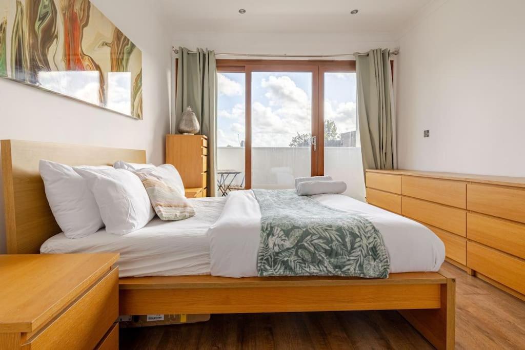 Luxury Near Canning Town- Free Parking Apartment