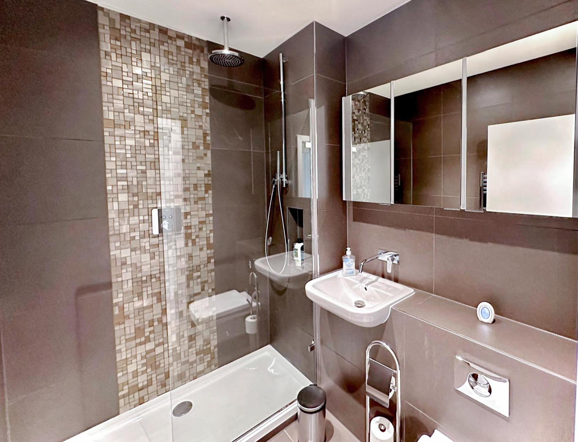 Appartement Elegant 3-bedroom Penthouse With A Private Terrace, Lift Access, And Free Wi-fi, Located In Battersea, Nine Elms *