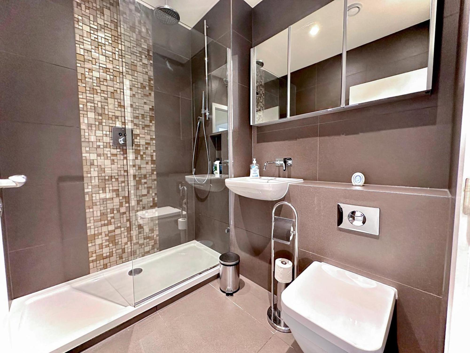 Elegant 3-bedroom Penthouse With A Private Terrace, Lift Access, And Free Wi-fi, Located In Battersea, Nine Elms * Londres