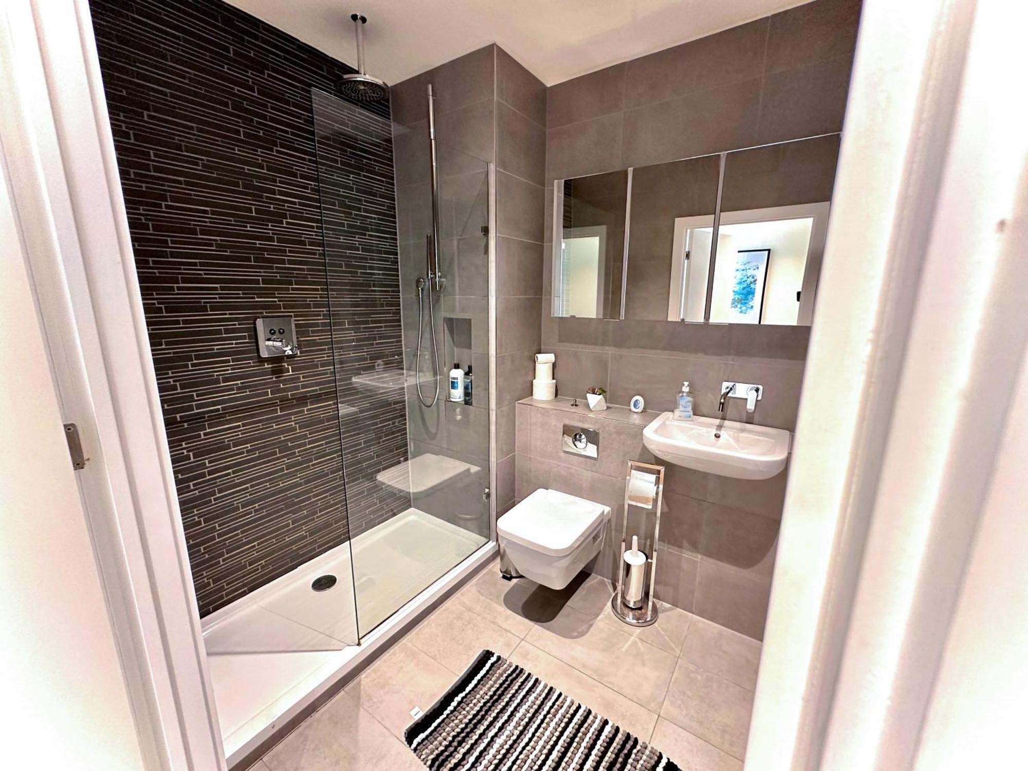 Elegant 3-bedroom Penthouse With A Private Terrace, Lift Access, And Free Wi-fi, Located In Battersea, Nine Elms Appartement