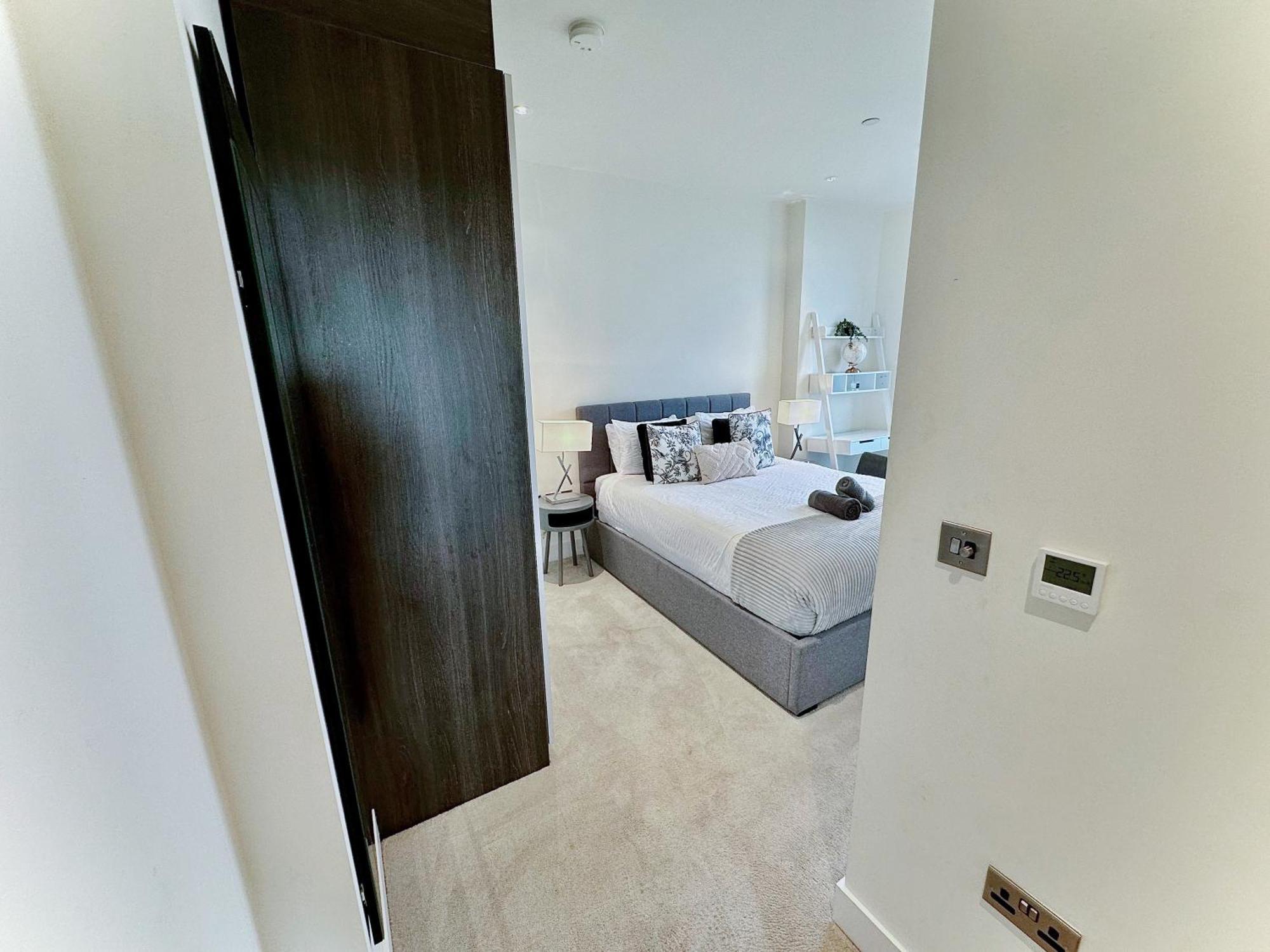 Elegant 3-bedroom Penthouse With A Private Terrace, Lift Access, And Free Wi-fi, Located In Battersea, Nine Elms Appartement
