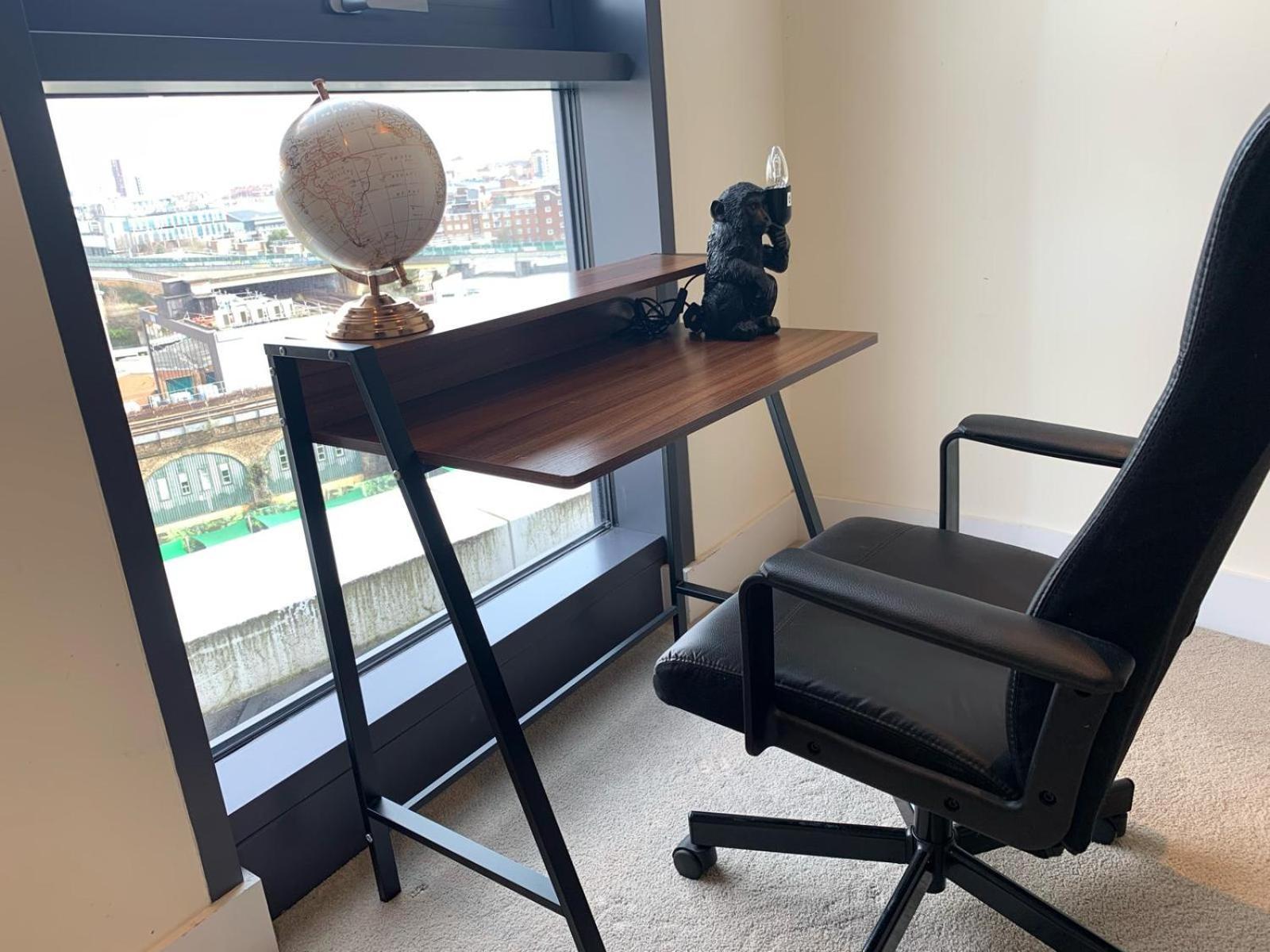 Elegant 3-bedroom Penthouse With A Private Terrace, Lift Access, And Free Wi-fi, Located In Battersea, Nine Elms * Londres