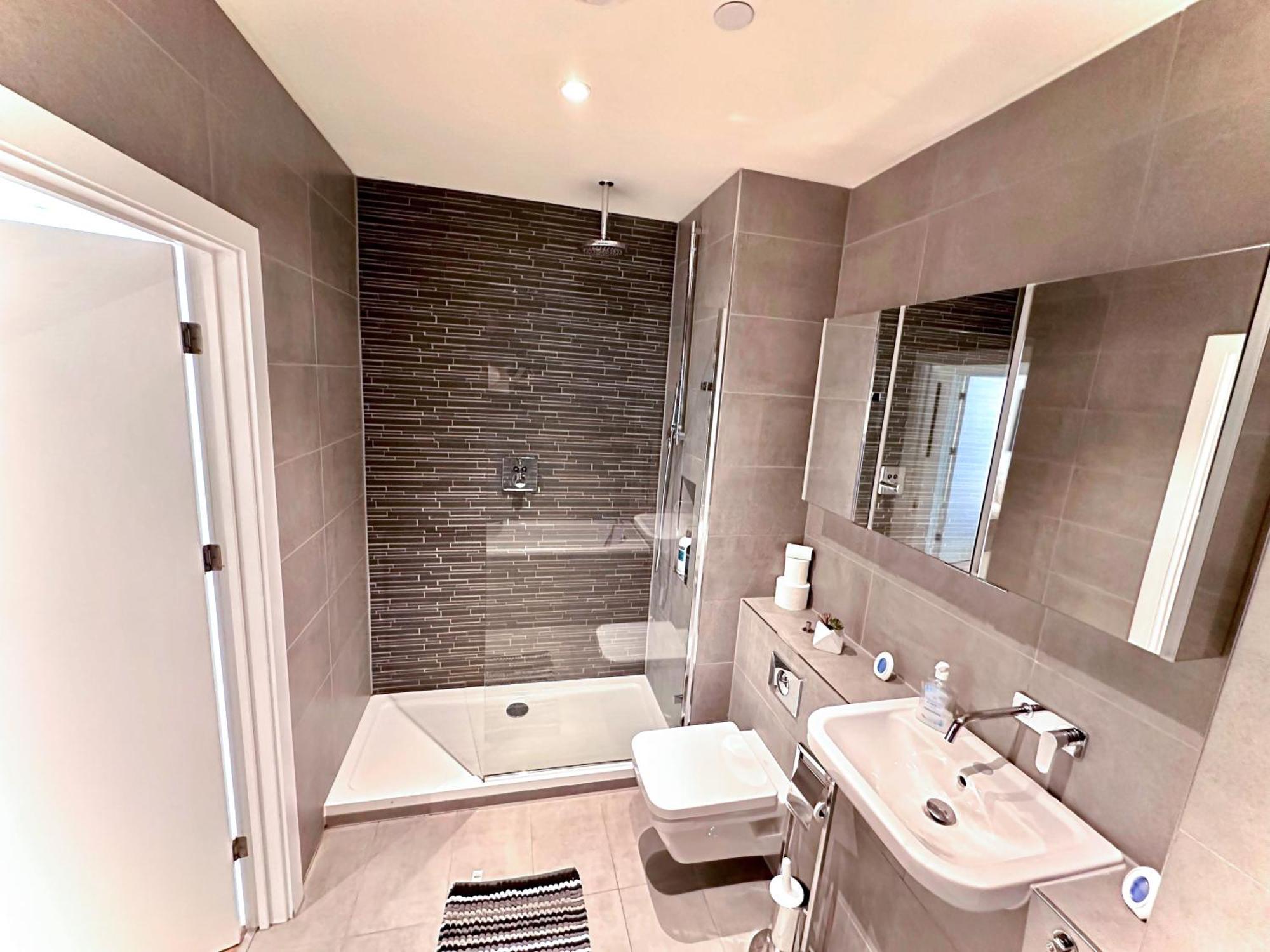 Elegant 3-bedroom Penthouse With A Private Terrace, Lift Access, And Free Wi-fi, Located In Battersea, Nine Elms Appartement