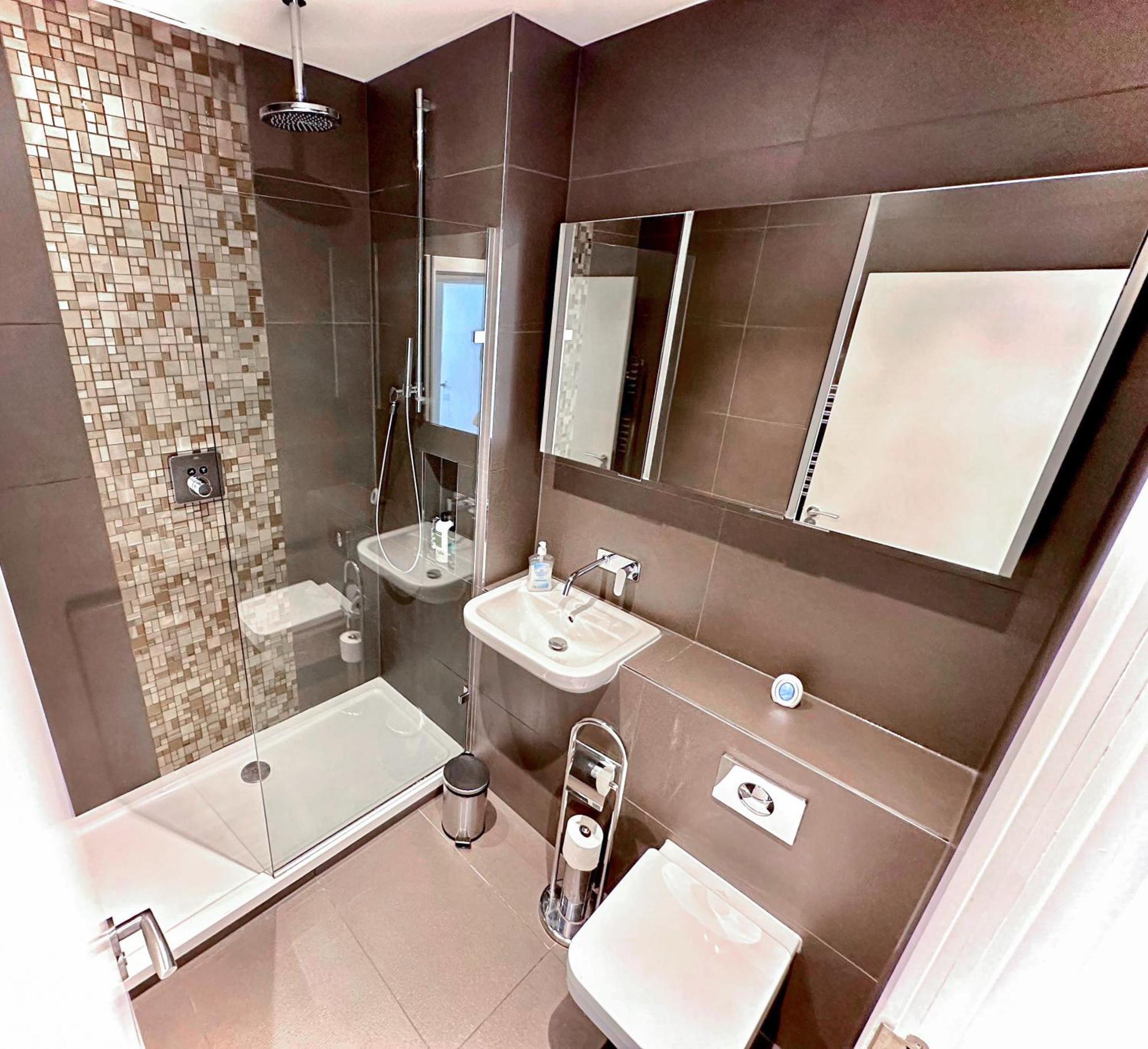 Elegant 3-bedroom Penthouse With A Private Terrace, Lift Access, And Free Wi-fi, Located In Battersea, Nine Elms Londres