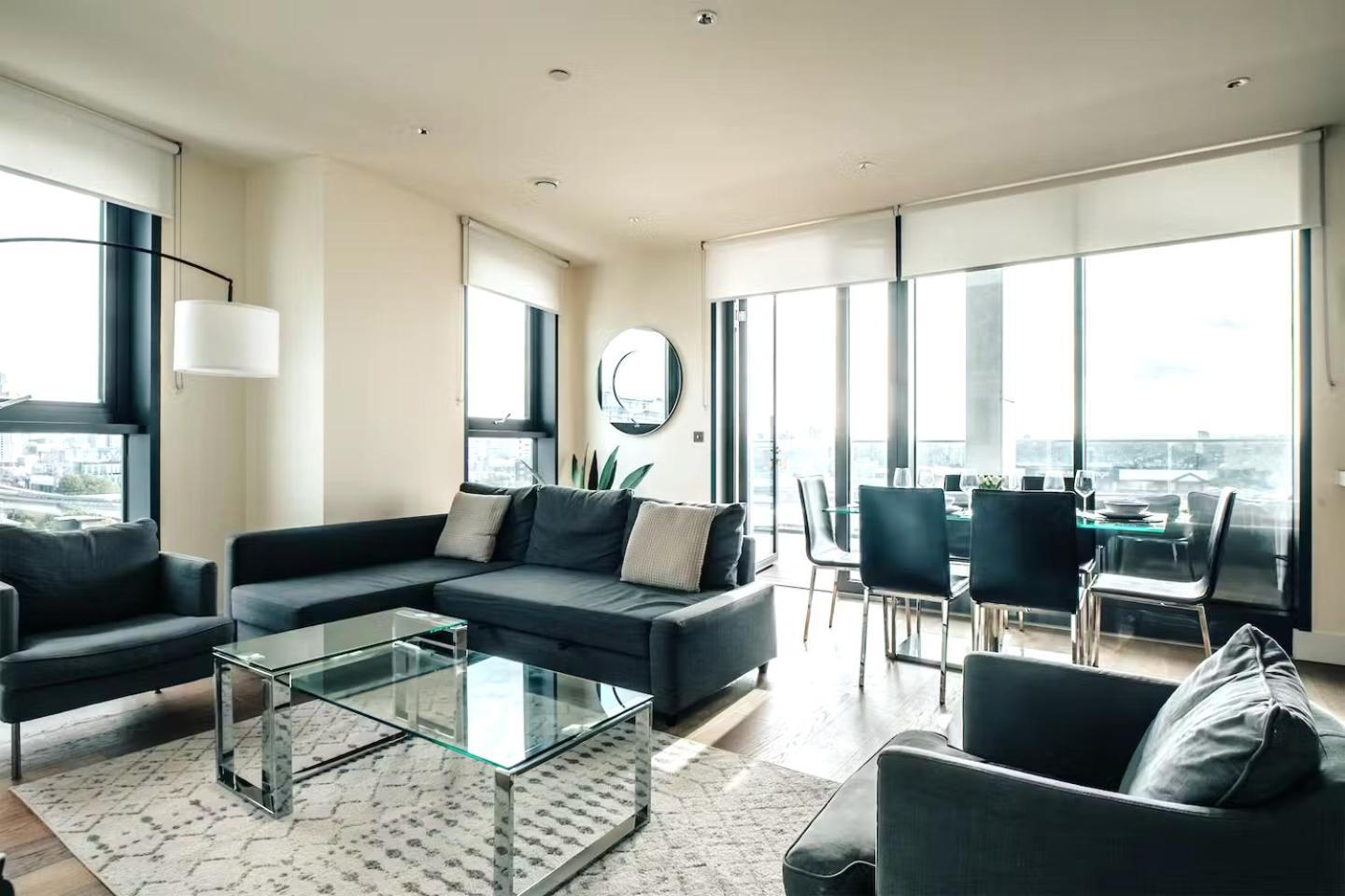 Elegant 3-bedroom Penthouse With A Private Terrace, Lift Access, And Free Wi-fi, Located In Battersea, Nine Elms Apartamento