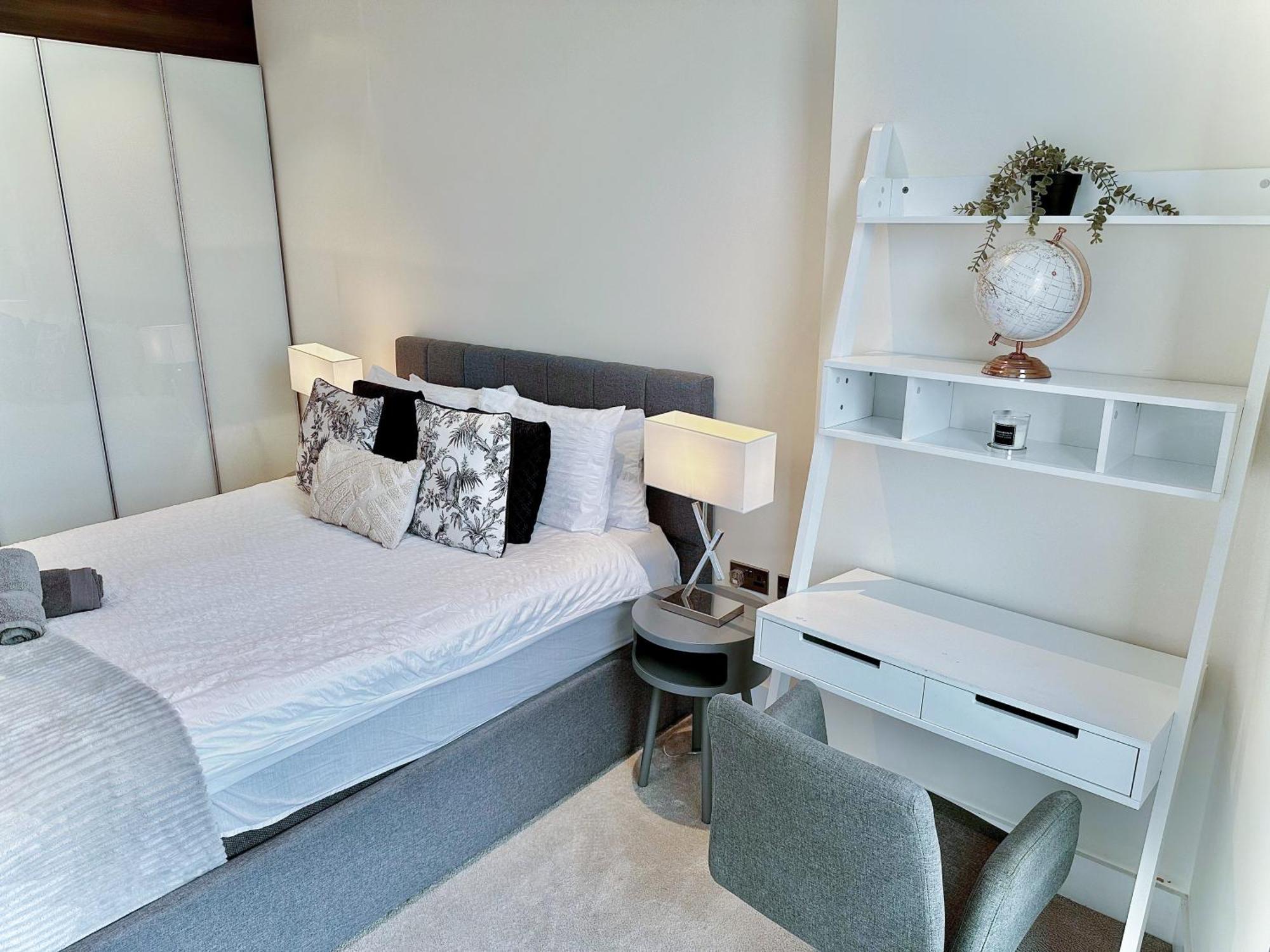 Appartement Elegant 3-bedroom Penthouse With A Private Terrace, Lift Access, And Free Wi-fi, Located In Battersea, Nine Elms