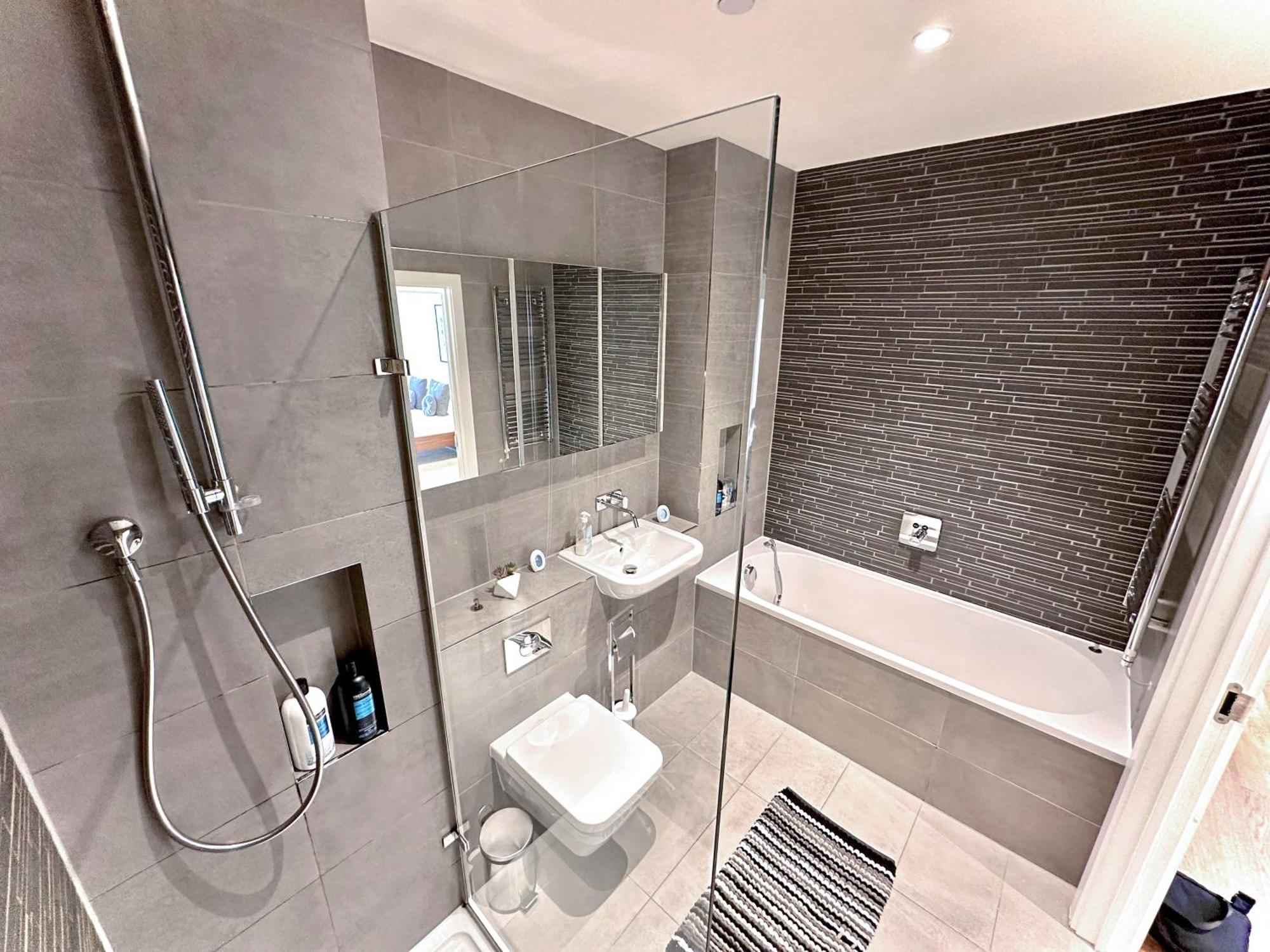 Appartement Elegant 3-bedroom Penthouse With A Private Terrace, Lift Access, And Free Wi-fi, Located In Battersea, Nine Elms Londres