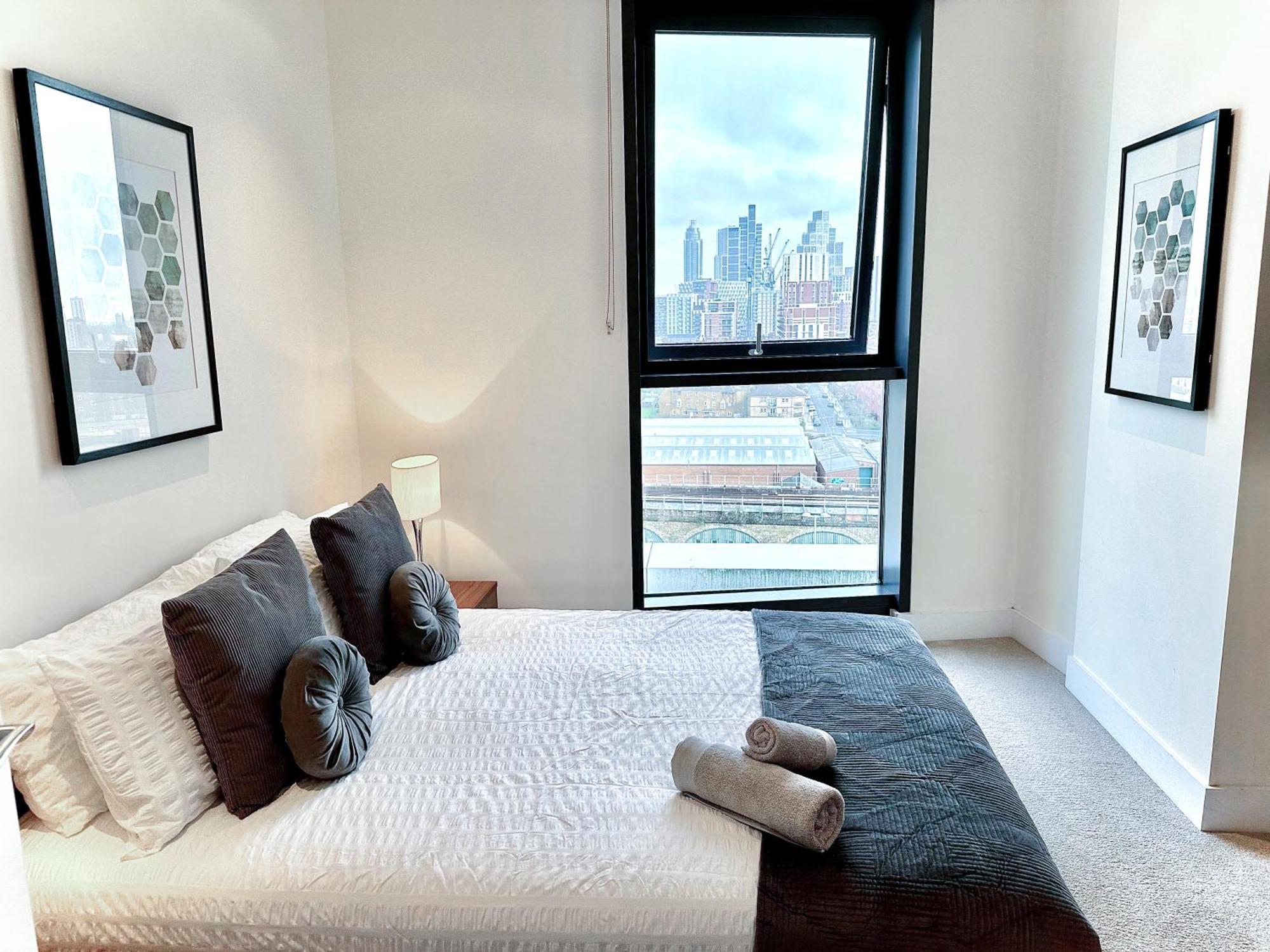 Elegant 3-bedroom Penthouse With A Private Terrace, Lift Access, And Free Wi-fi, Located In Battersea, Nine Elms Londres