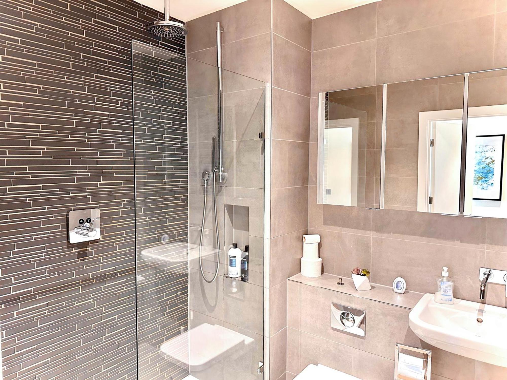 Elegant 3-bedroom Penthouse With A Private Terrace, Lift Access, And Free Wi-fi, Located In Battersea, Nine Elms Apartamento Londres